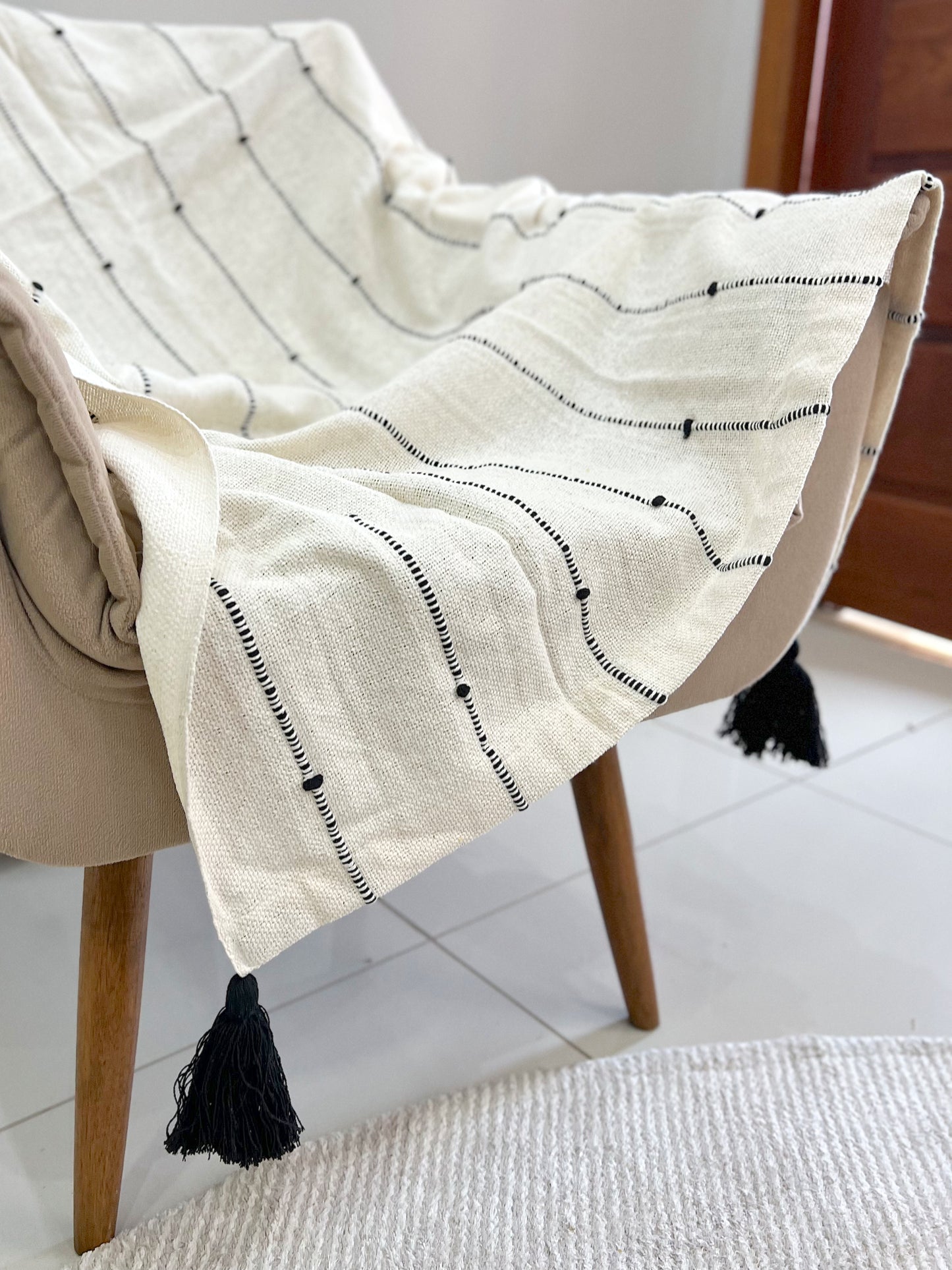 Manta para Sofá / Peseira Pompom Boho Preta 1,20mx1,80m