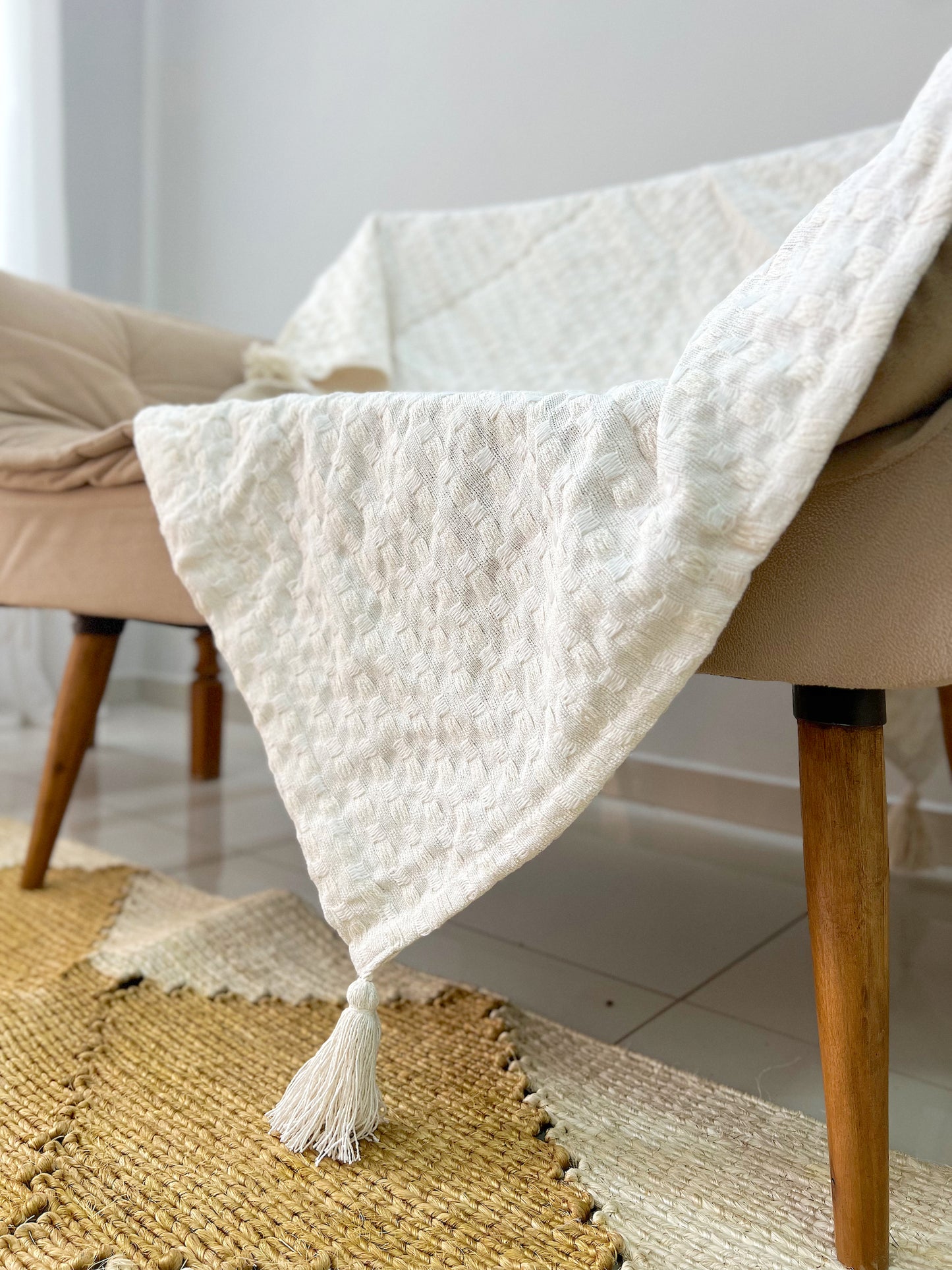 Manta de Algodão Cru com Pompom Safira para Sofá 1,40x1,50m