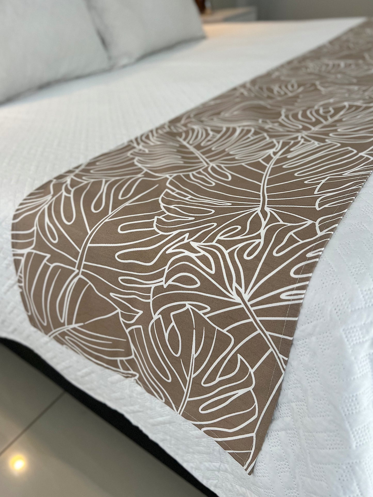 Peseira em Tecido Belize Folhas Costela de Adão Bege