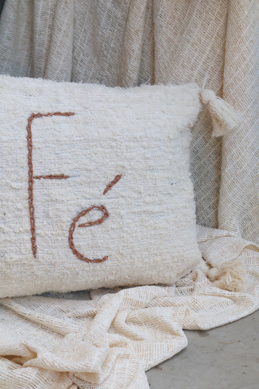 Capa de Almofada Algodão Baguete Bordada Fé Bege 30x50cm
