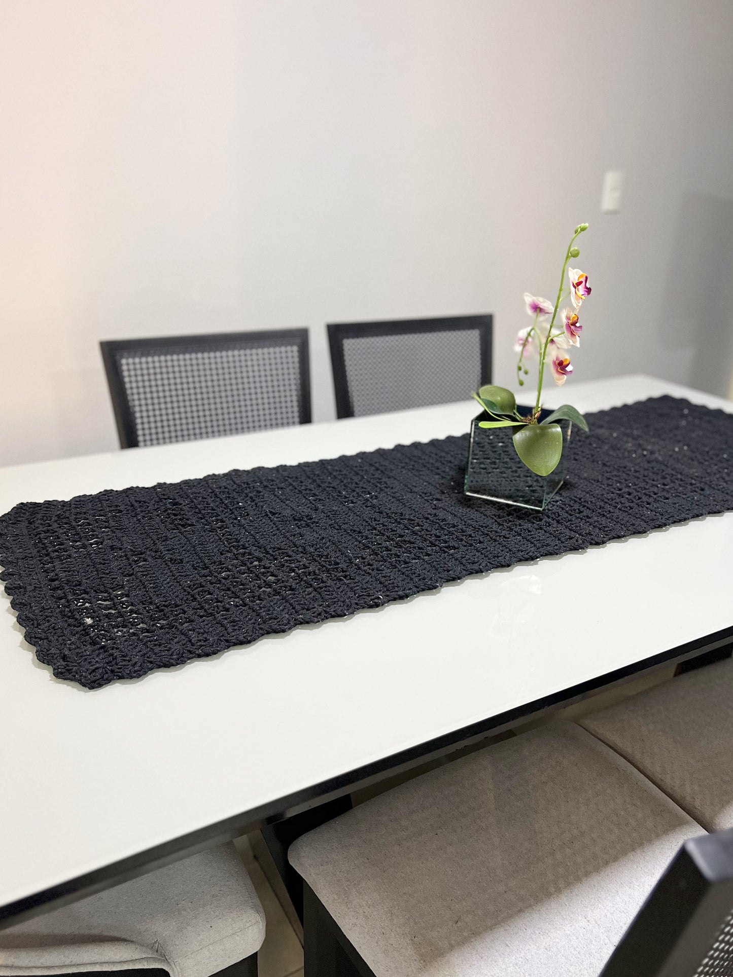 Caminho de Mesa / Passadeira Crochê Retangular Preta 128x40cm