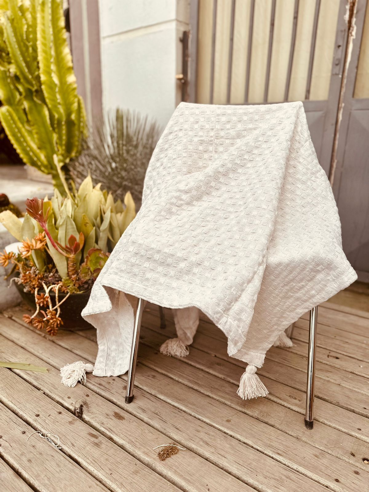 Manta de Algodão Cru com Pompom Safira para Sofá 1,40x1,50m