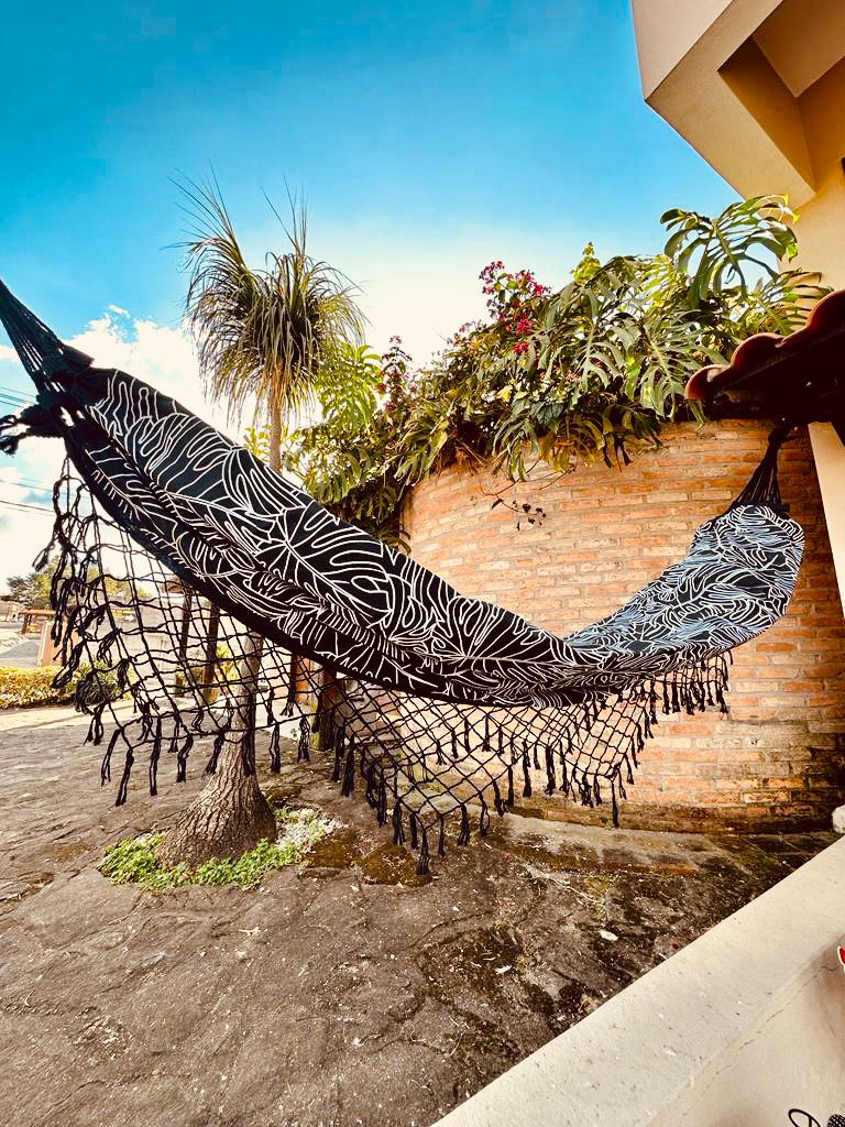 Rede de Algodão Forrada com Belize Semi Impermeável - Folhas Costela de Adão Preta