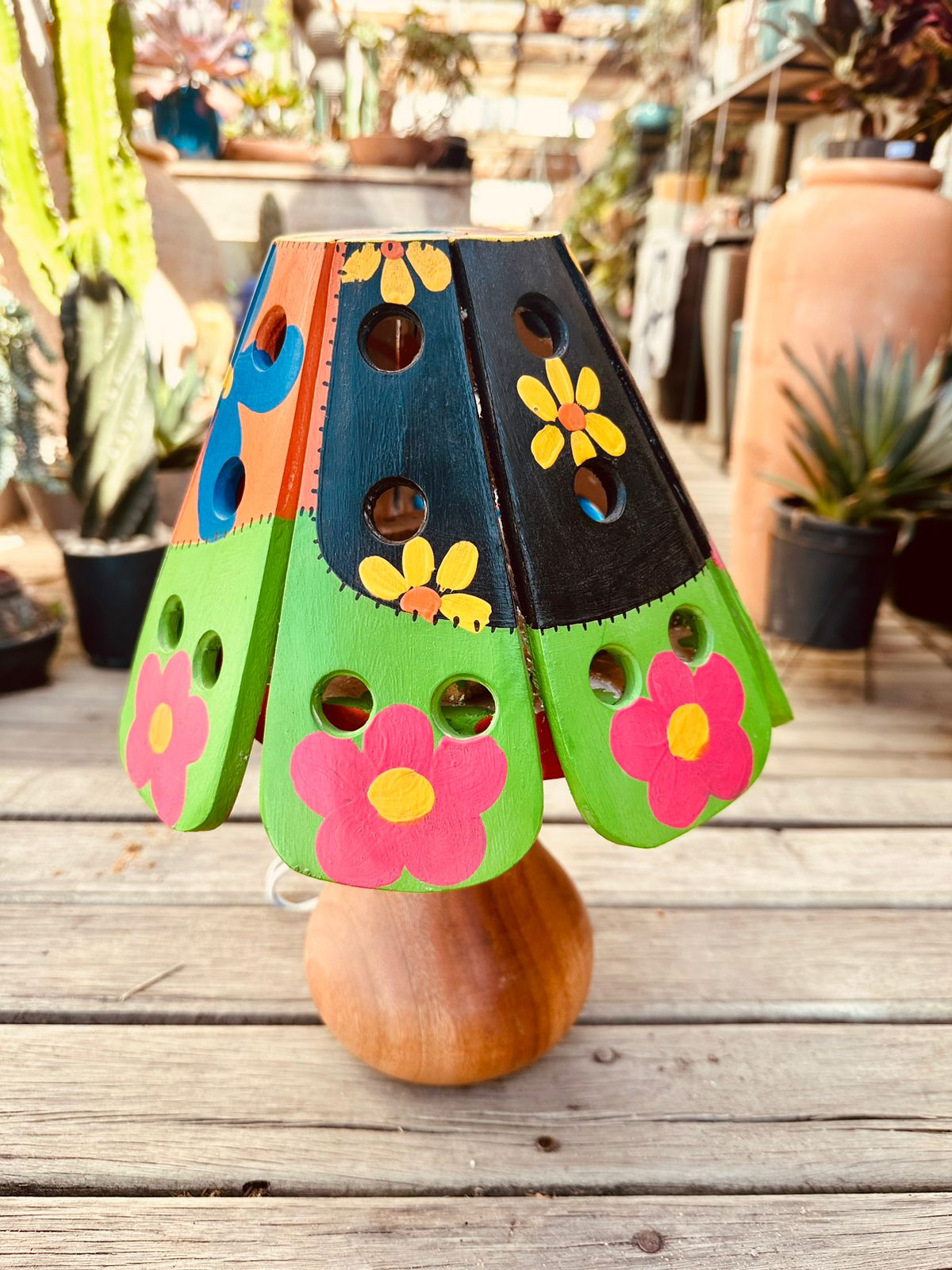 Abajur em Madeira com Cúpula Colorida