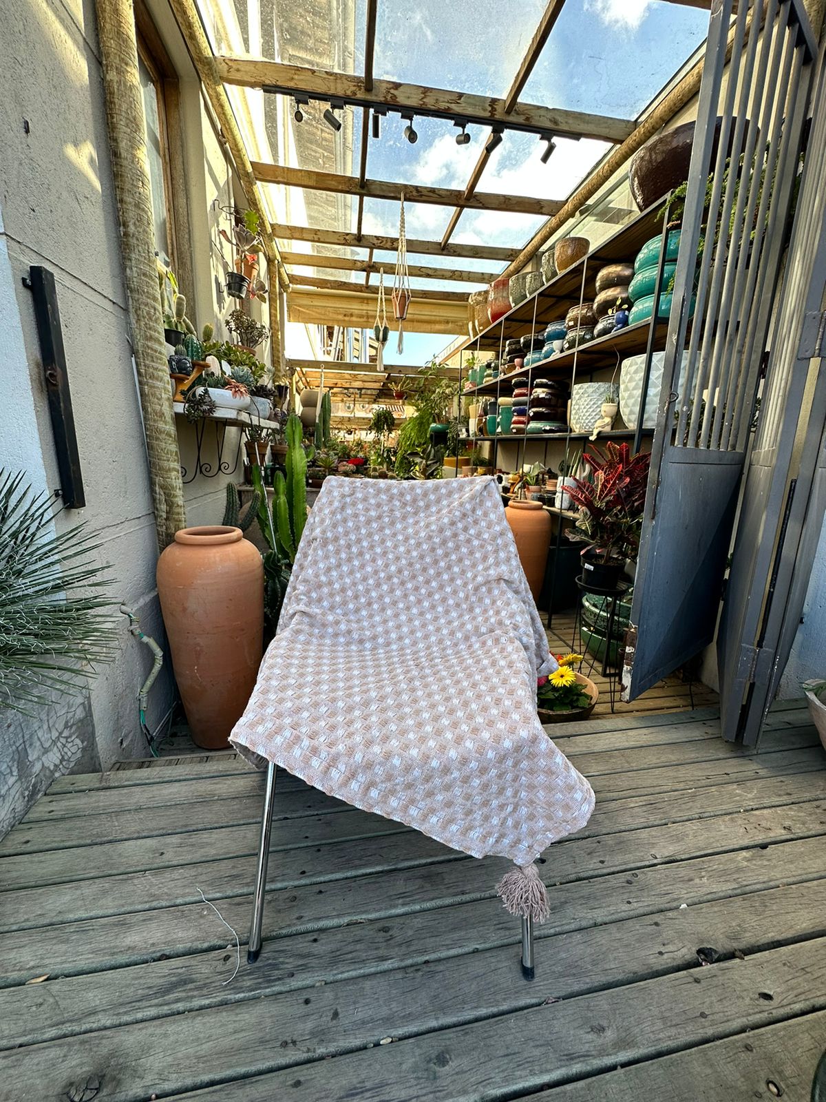 Manta de Algodão Bege com Pompom Safira para Sofá 1,40x1,50m