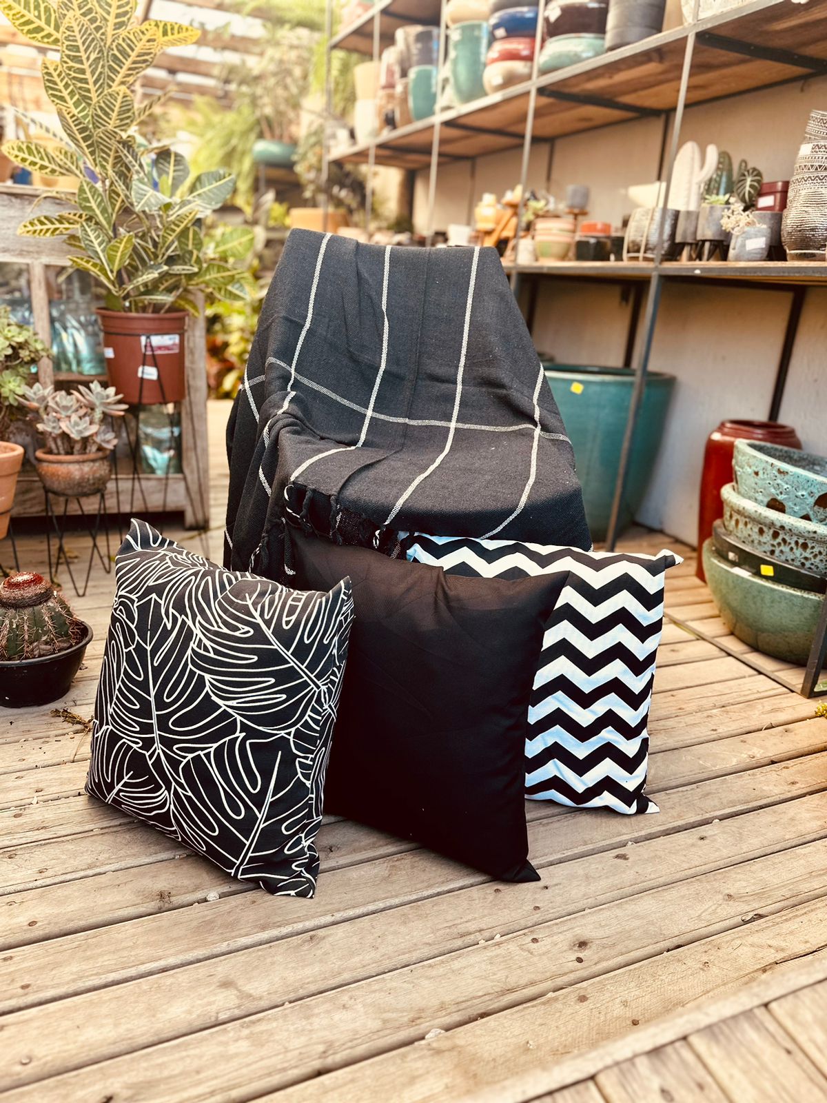 Kit Manta para Sofá/ Colcha para Cama com 3 Capas de Almofadas Grid Preta