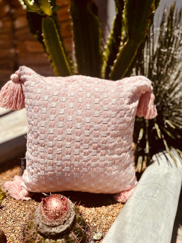 Capa de Almofada Safira Boho com Pompom Salmão 45x45