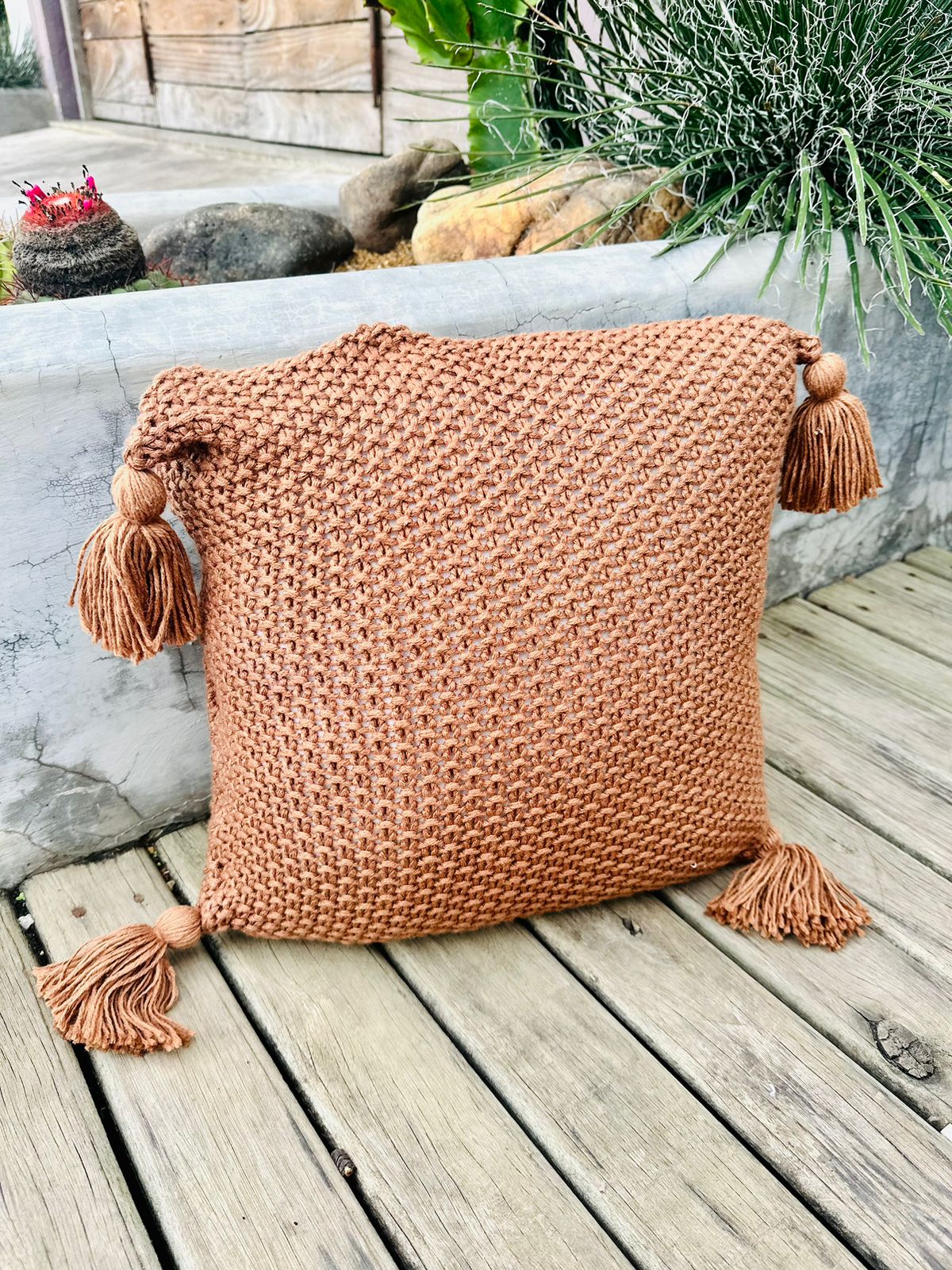 Capa de Almofada Pompom Decorativa Trico Marrom 45x45cm