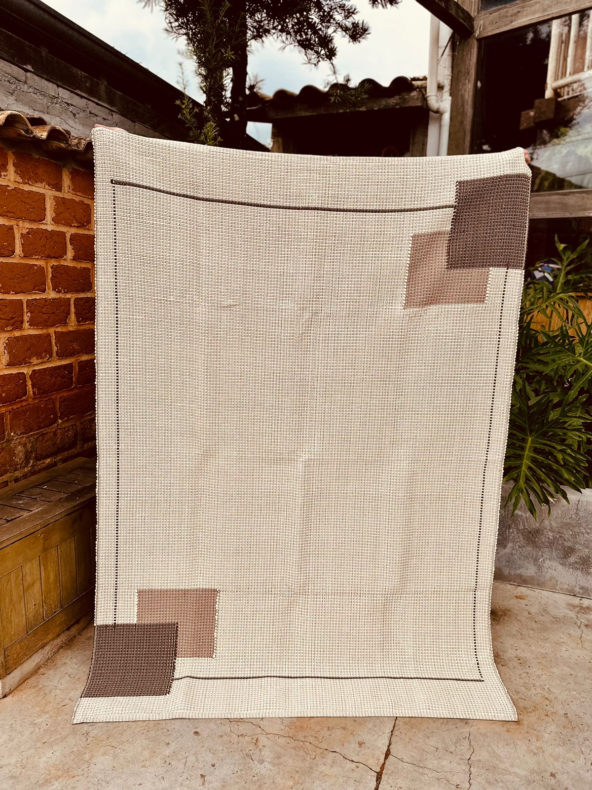 Tapete Linha Trabalhado Moldura Café com Leite 1,50x2,00m