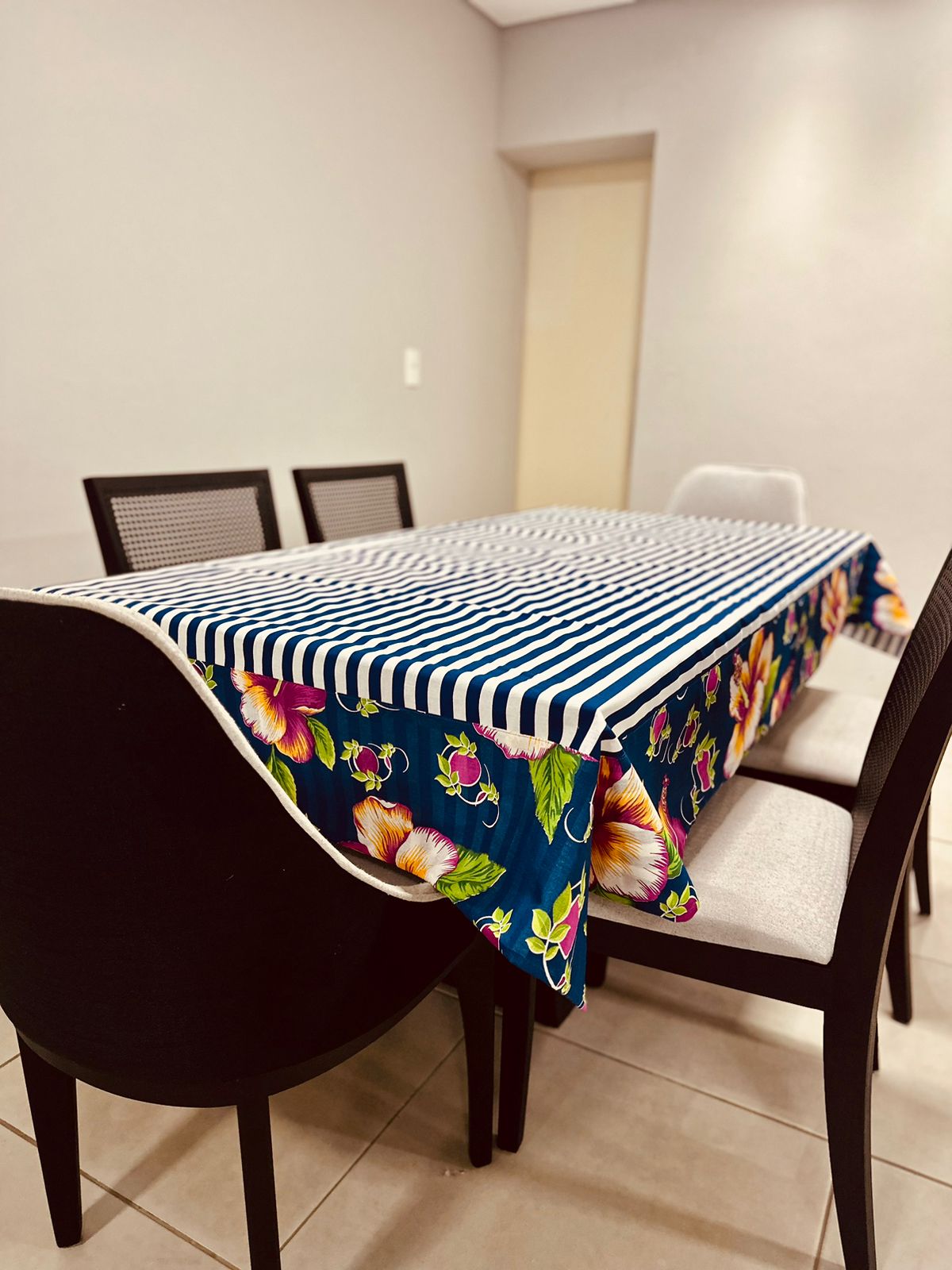 Toalha De Mesa Impermeável Barrada com Chita Azul 2,20x1,40m