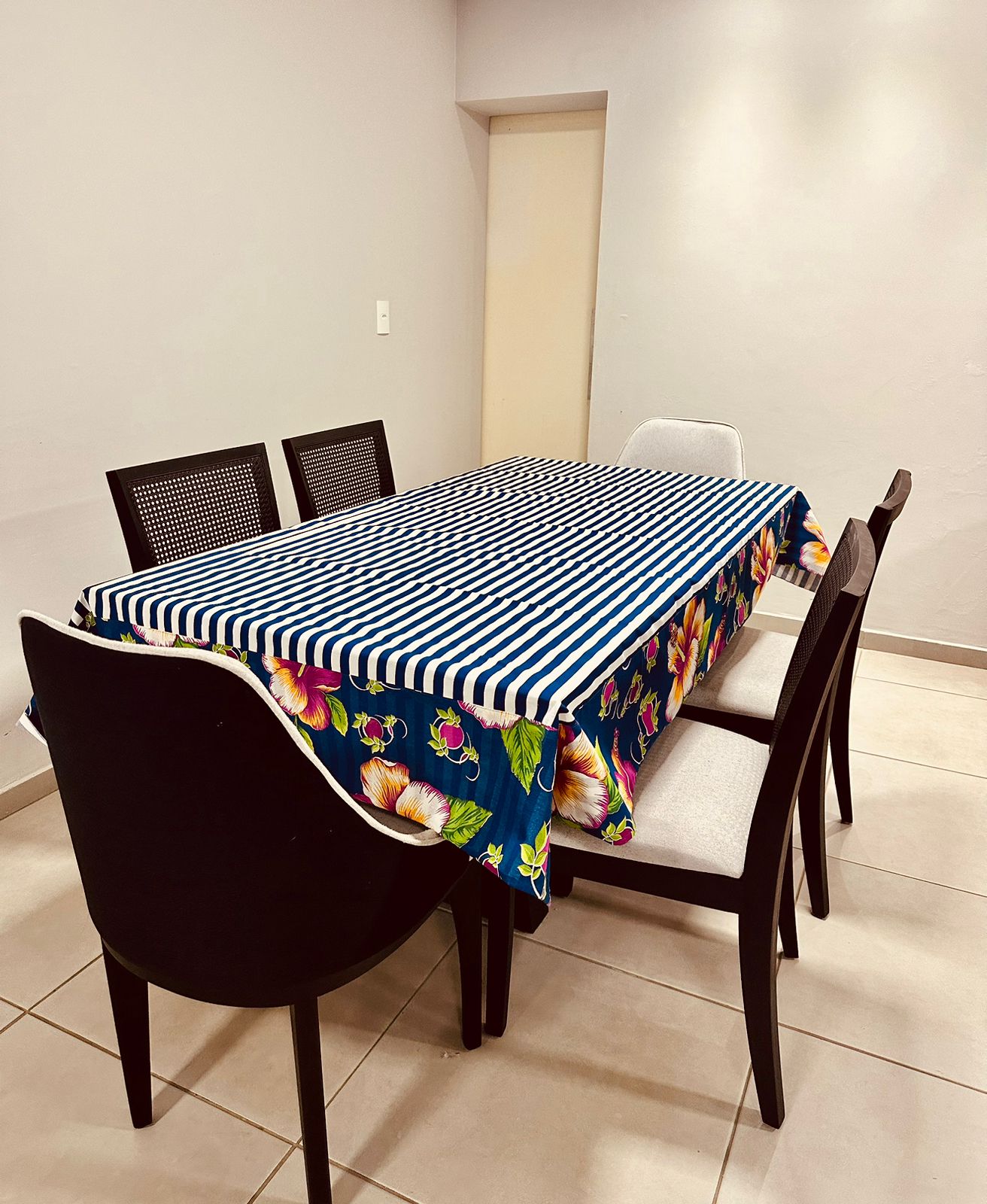 Toalha De Mesa Impermeável Barrada com Chita Azul 2,20x1,40m