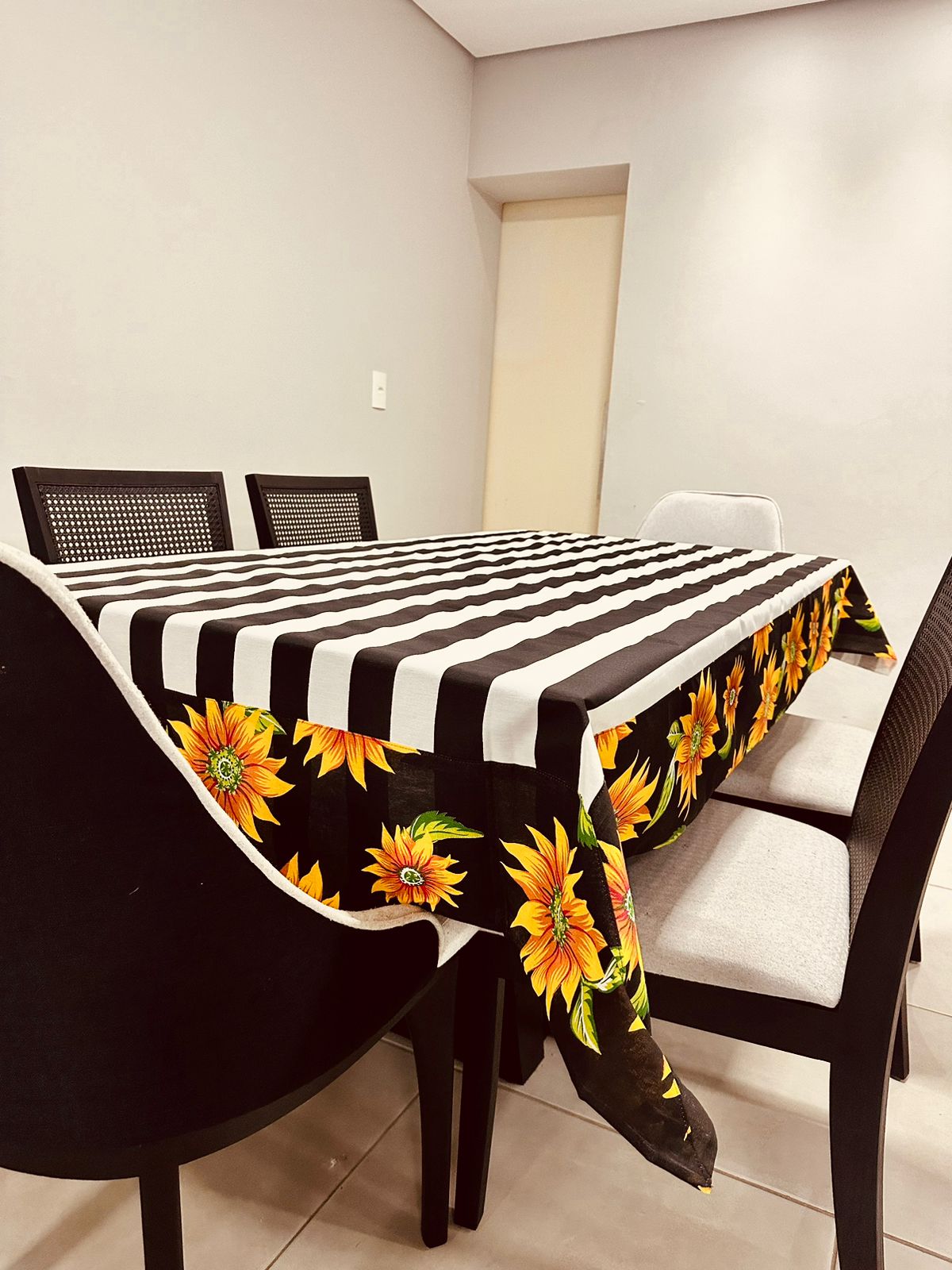 Toalha De Mesa Impermeável Barrada com Chita Preta 2,20x1,40m