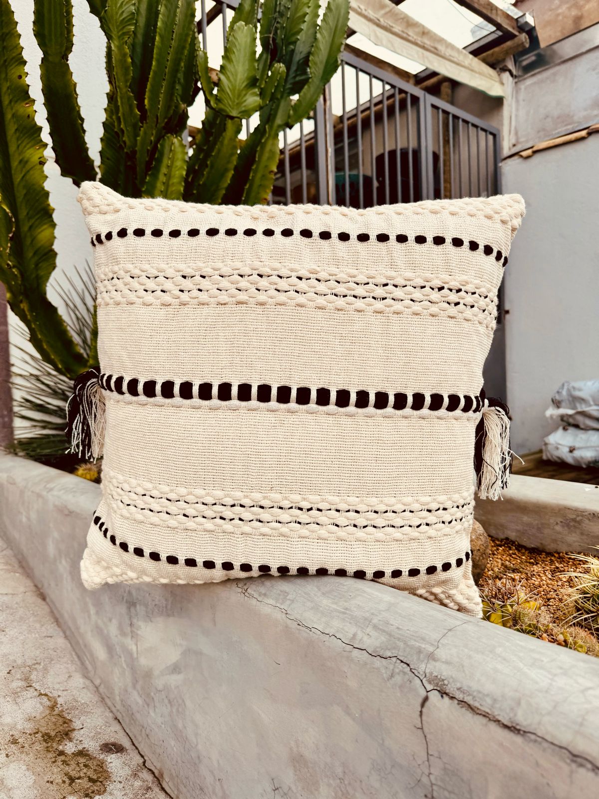 Capa de Almofada Algodão Bordada Preta 50x50cm