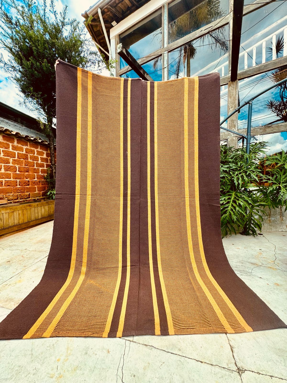 Tapete em Linha Listrado Mostarda e Marrom 2,00x2,50m