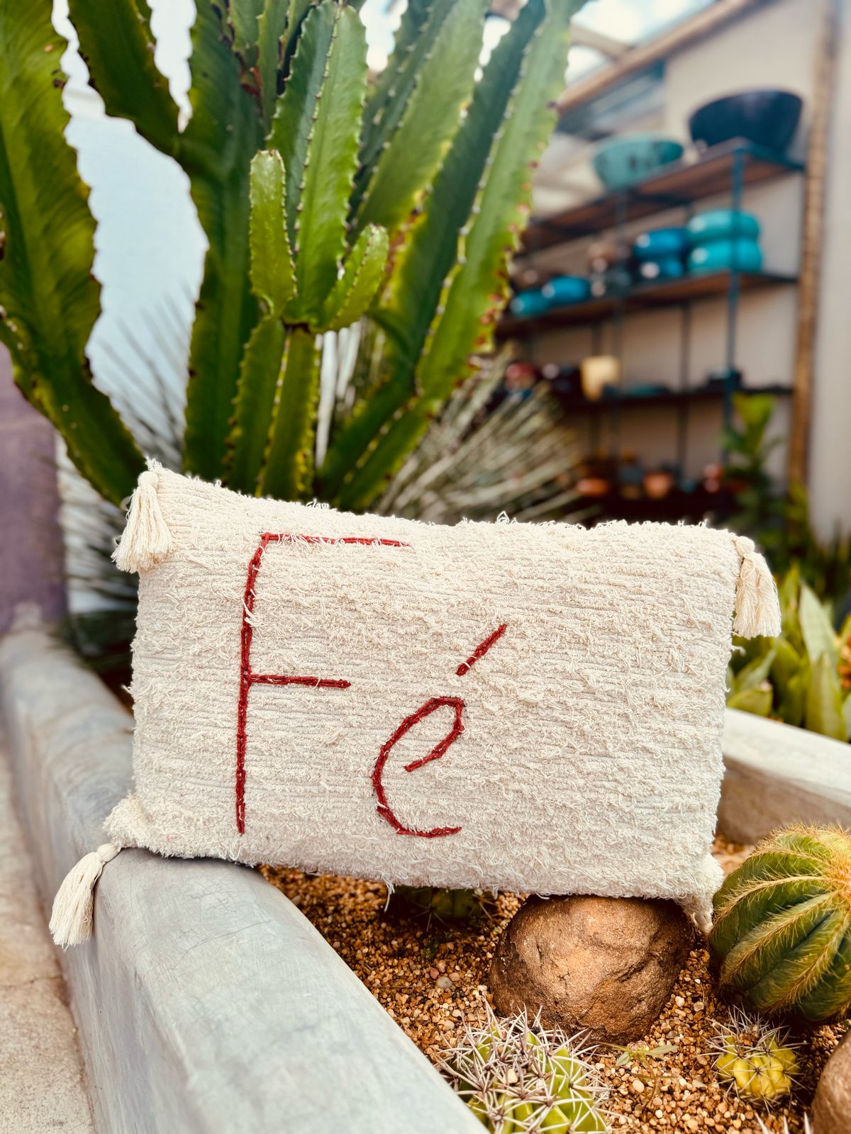 Capa de Almofada Algodão Baguete Bordada Fé Terracota 30x50cm