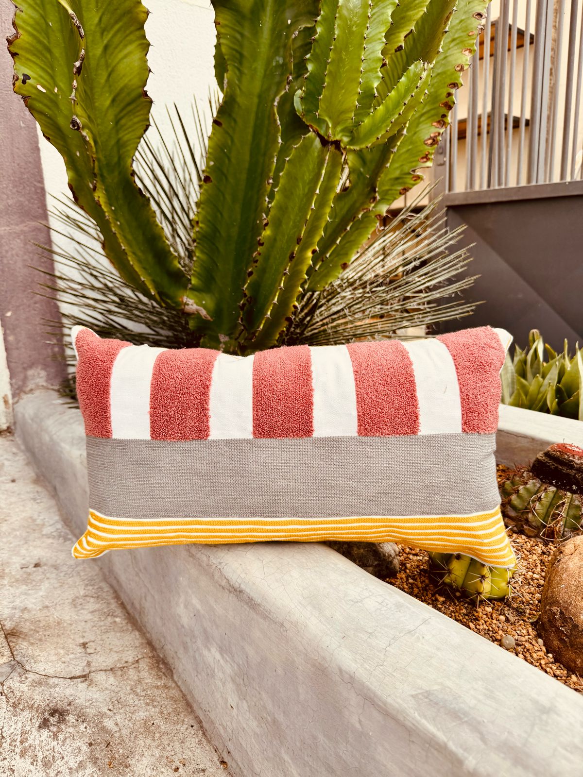 Capa de Almofada Bordada em Linho 30x50 EST02 Rosa, Cinza e Amarelo