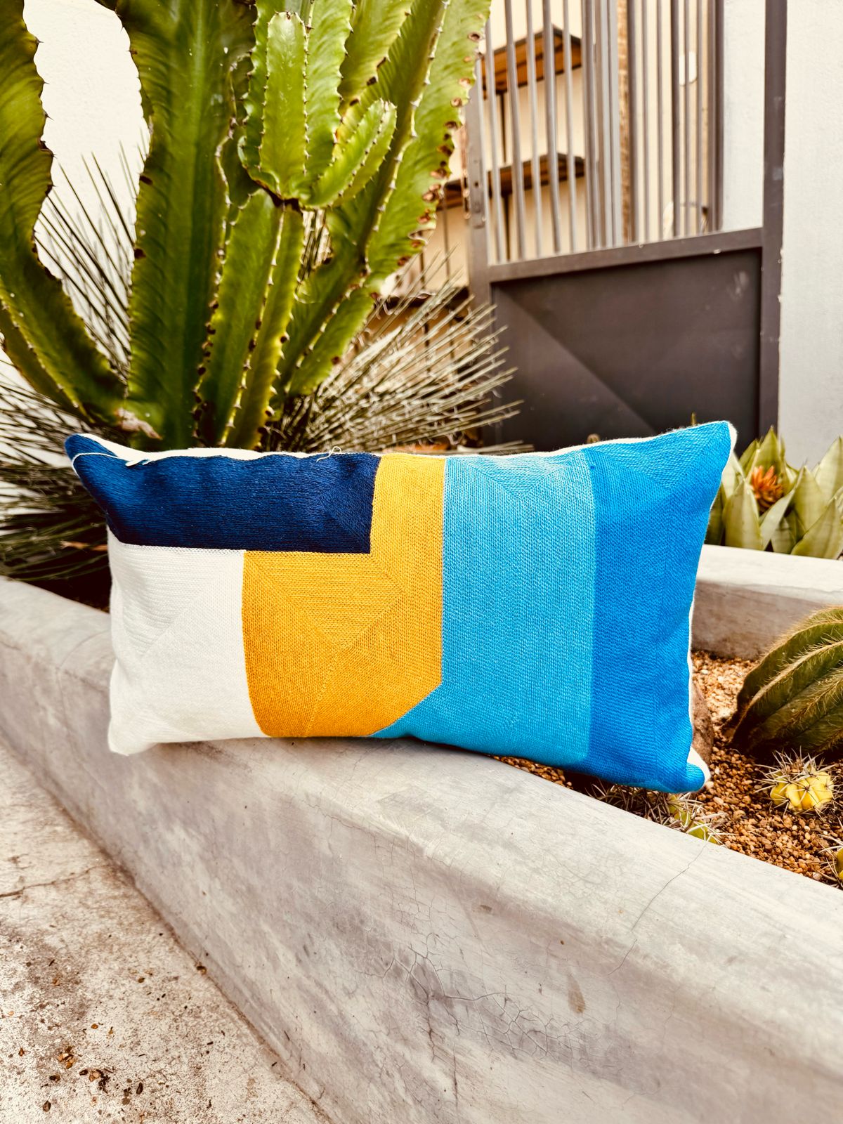 Capa de Almofada Baguete Bordada em Linho 30x50 EST03 Azul e Amarelo