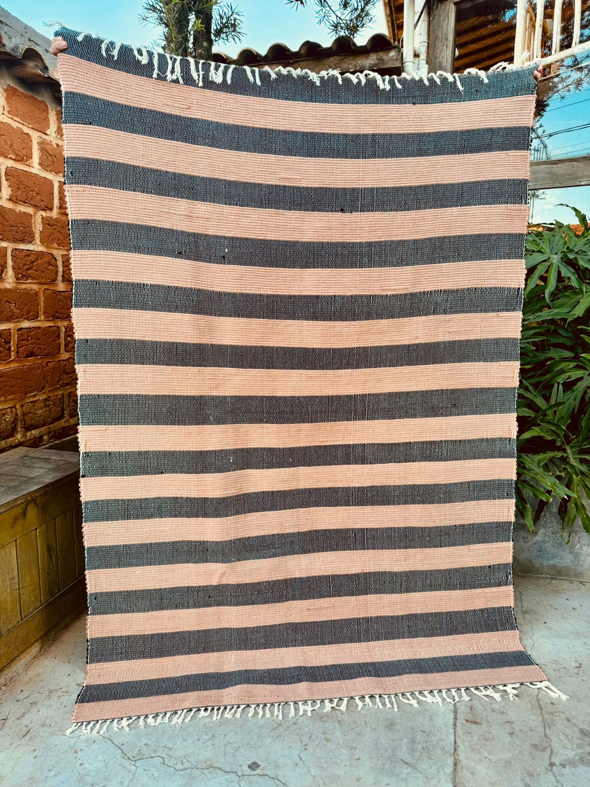 Tapete Malha Listrado Marrom e Preto 1,50x2,00m