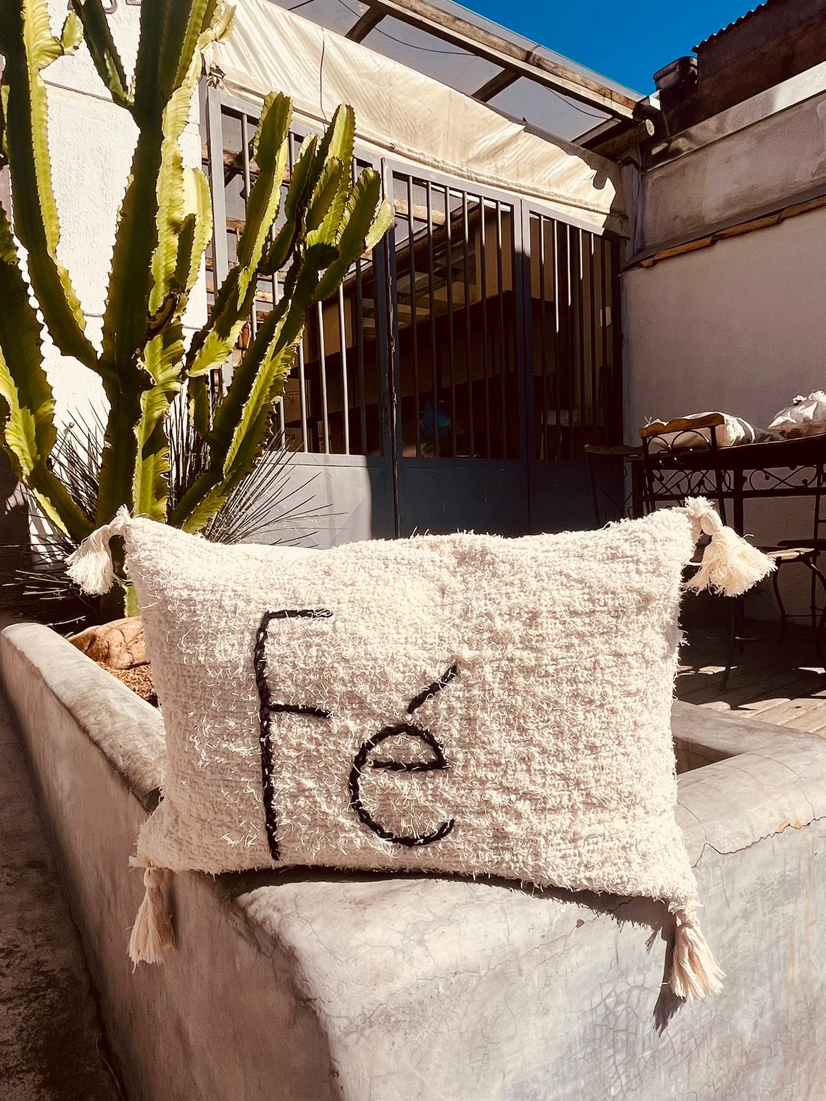 Capa de Almofada Algodão Baguete Bordada Fé Preta 30x50cm