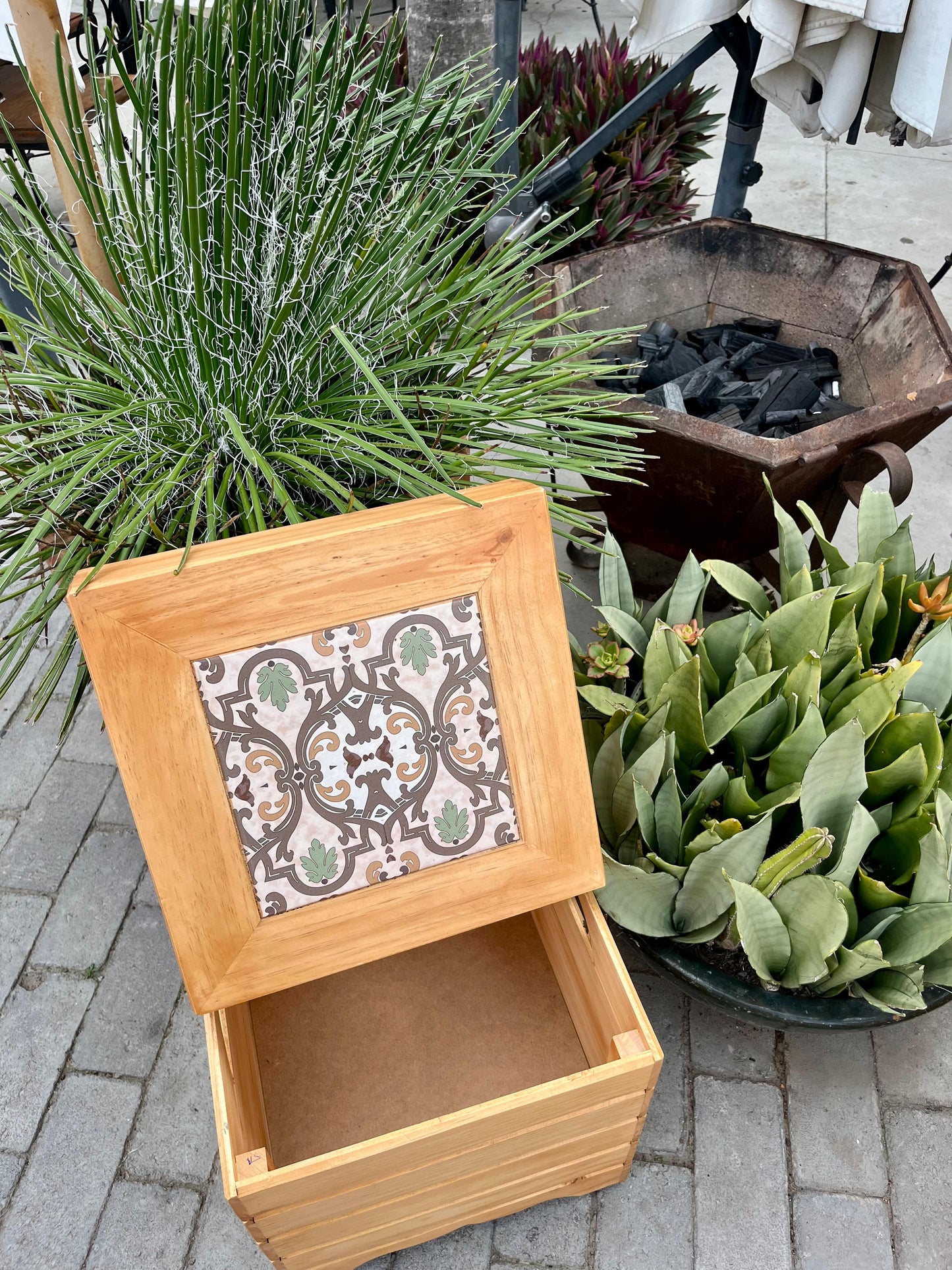 Banco Volpi Volpe com Bau com Ladrilho em Madeira de Demolição