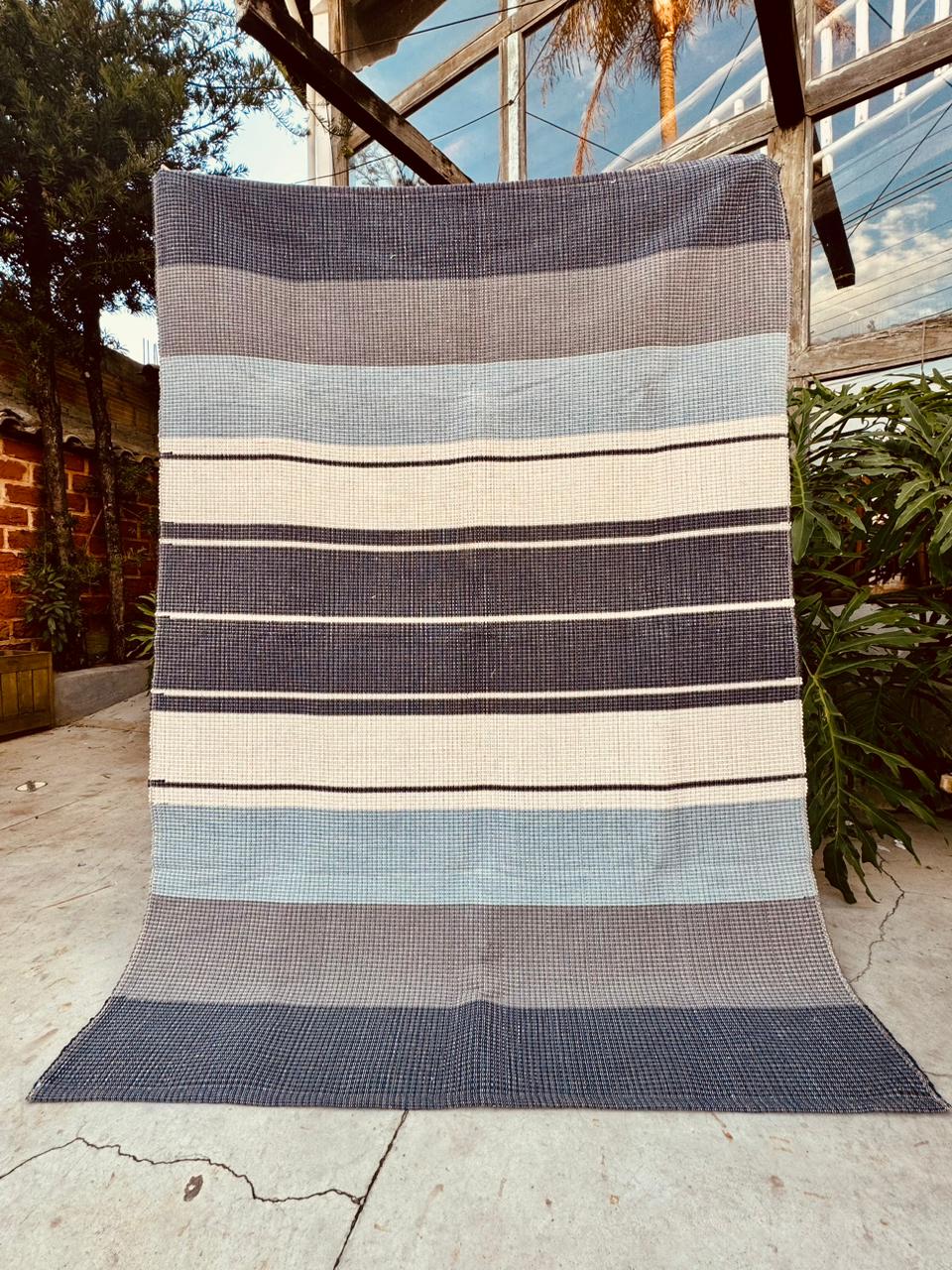 Tapete em Linha Listrado Azul e Cru 1,50x2,00m