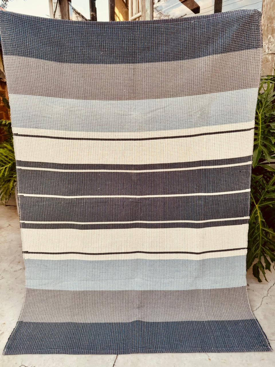 Tapete em Linha Listrado Azul e Cru 1,50x2,00m