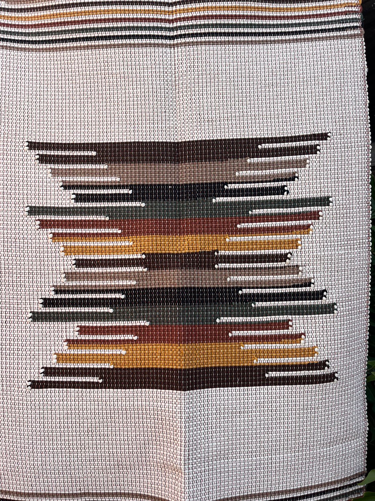 Tapete Médio Linha Bico Mostarda, Terra 0,90x1,50m