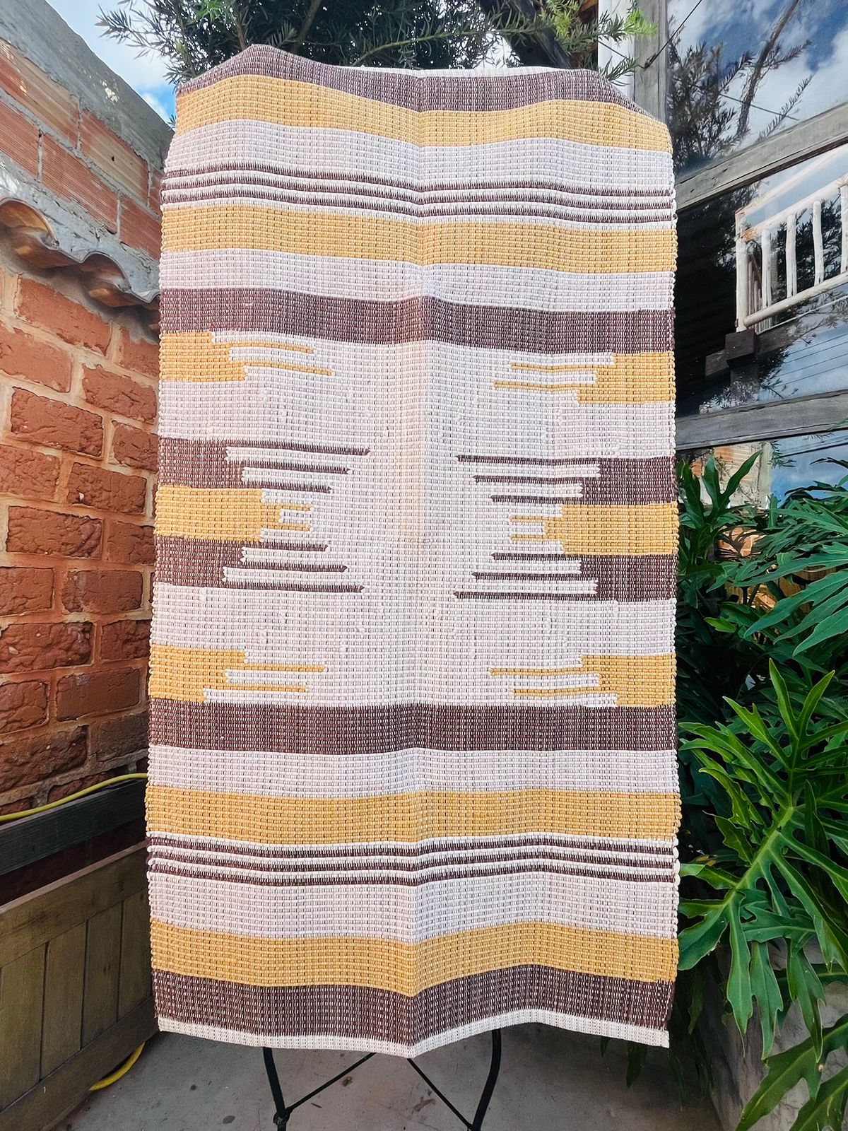 Tapete Médio Linha Bico Mostarda e Marrom 0,90x1,50m