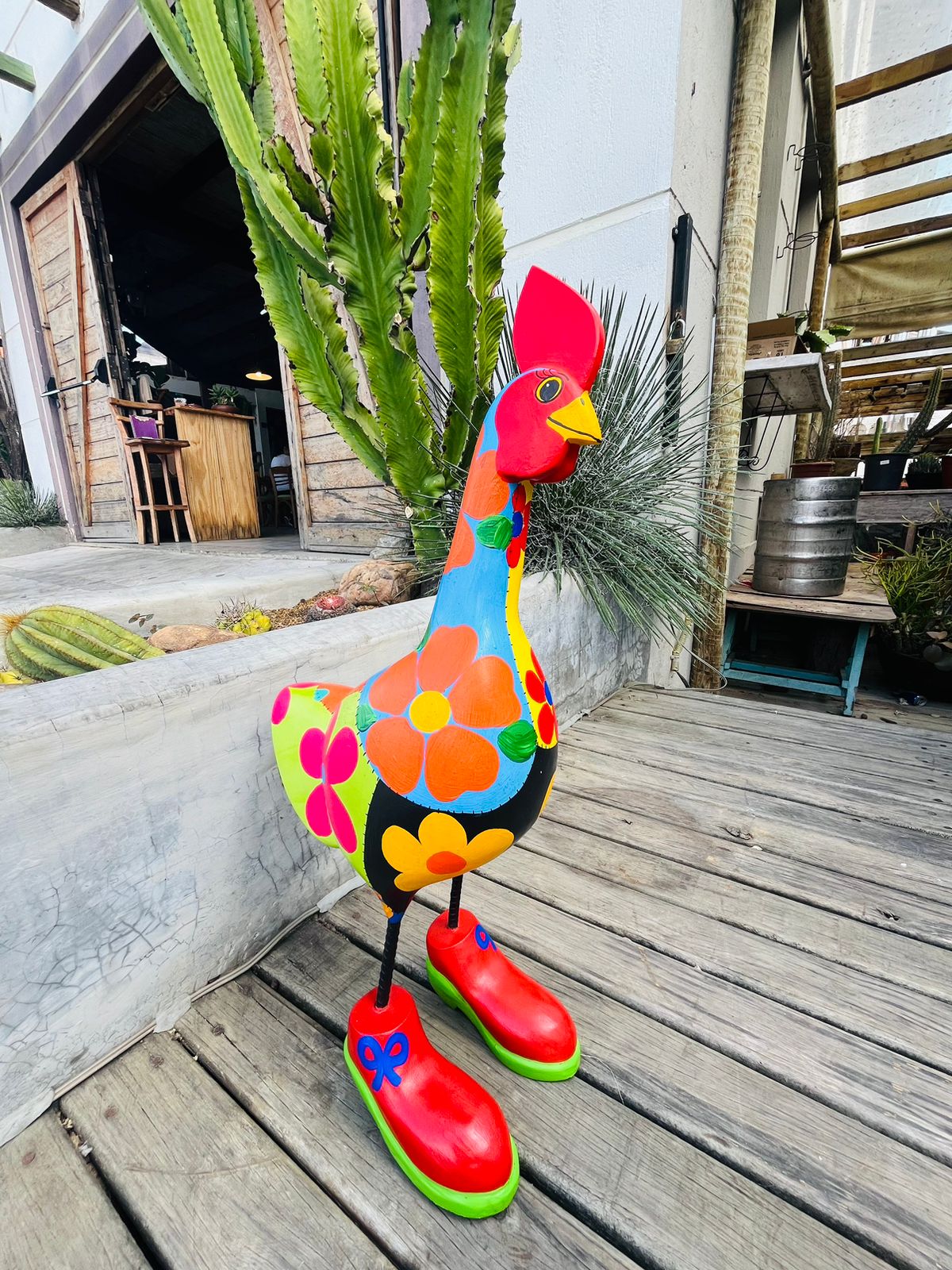 Galinha de Sapatos Vermelha em Madeira