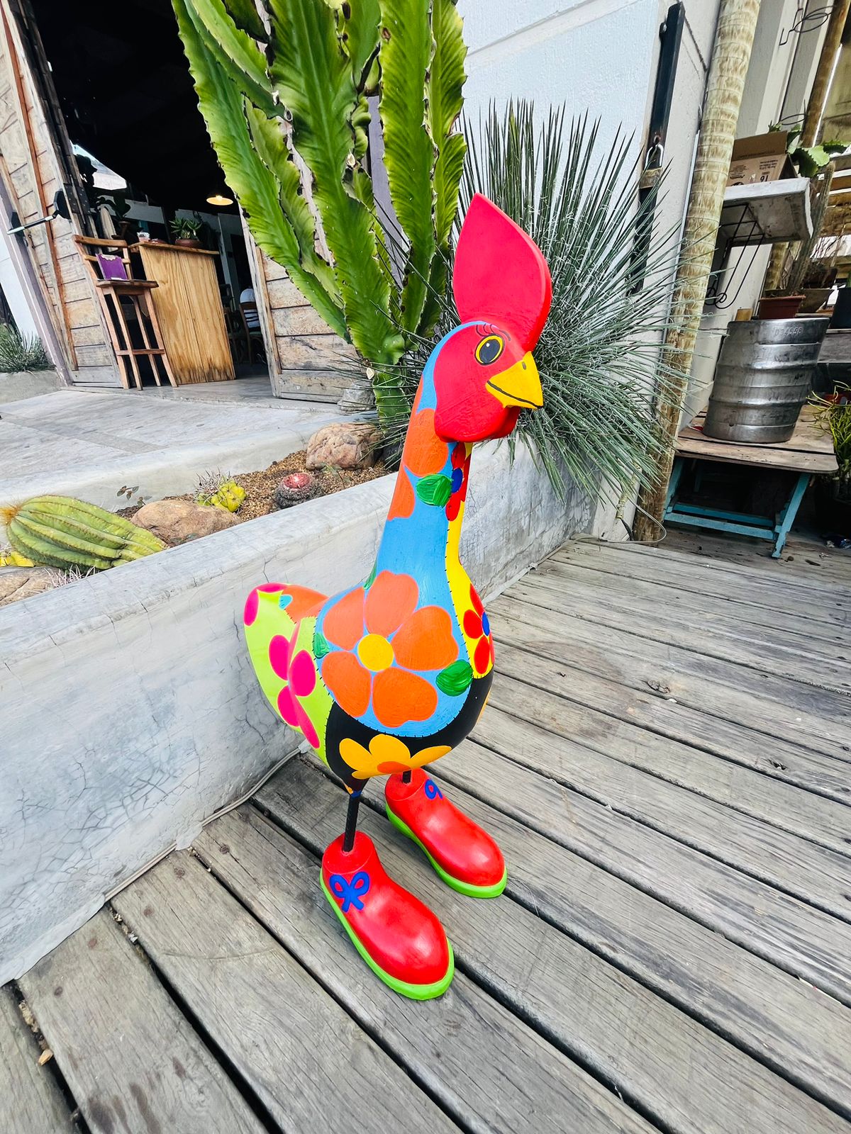 Galinha de Sapatos Vermelha em Madeira