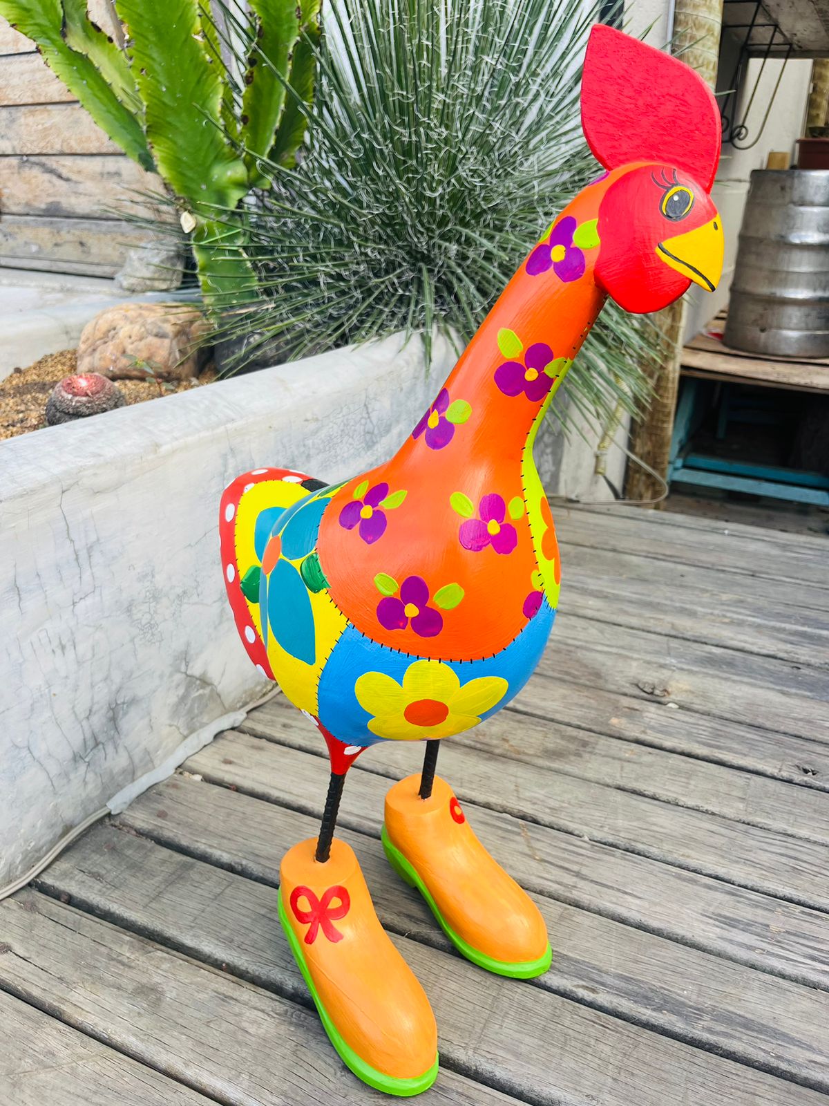 Galinha de Sapatos Laranja em Madeira