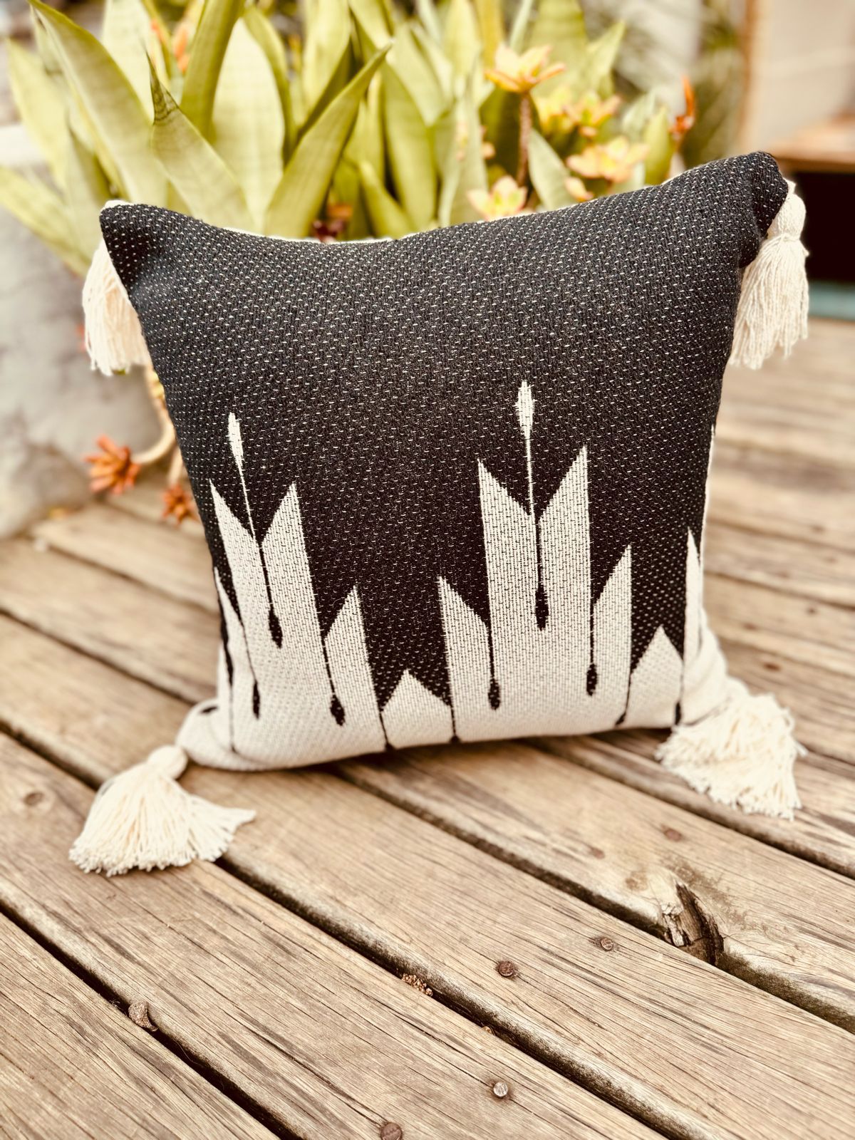 Capa de Almofada Boho Estampada com Pompom Flechas Preta 45x45