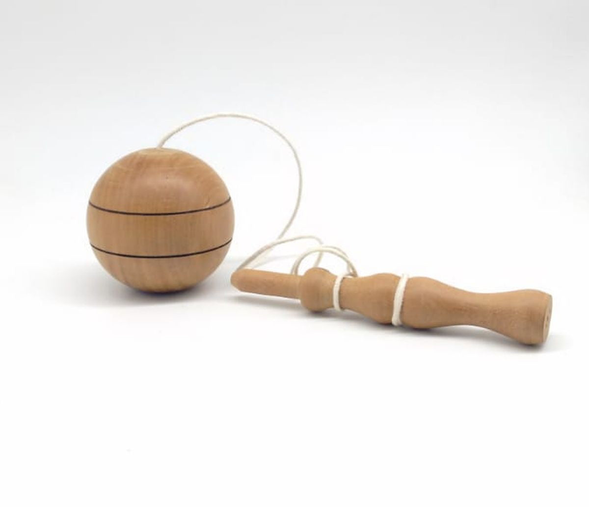 Brinquedo Bilboque Bola em Madeira