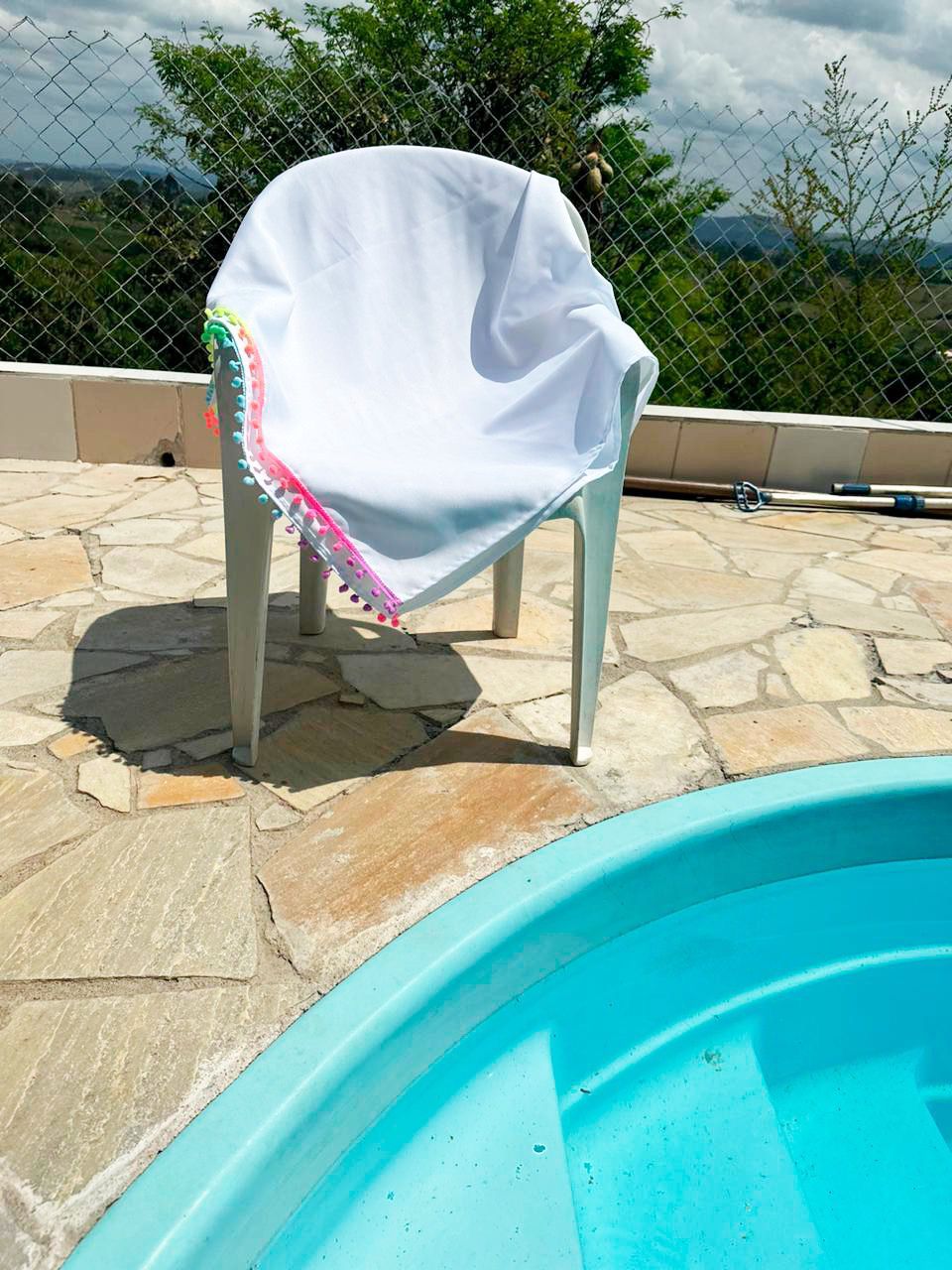 Canga Saída de Praia Branca com Pompom Colorido