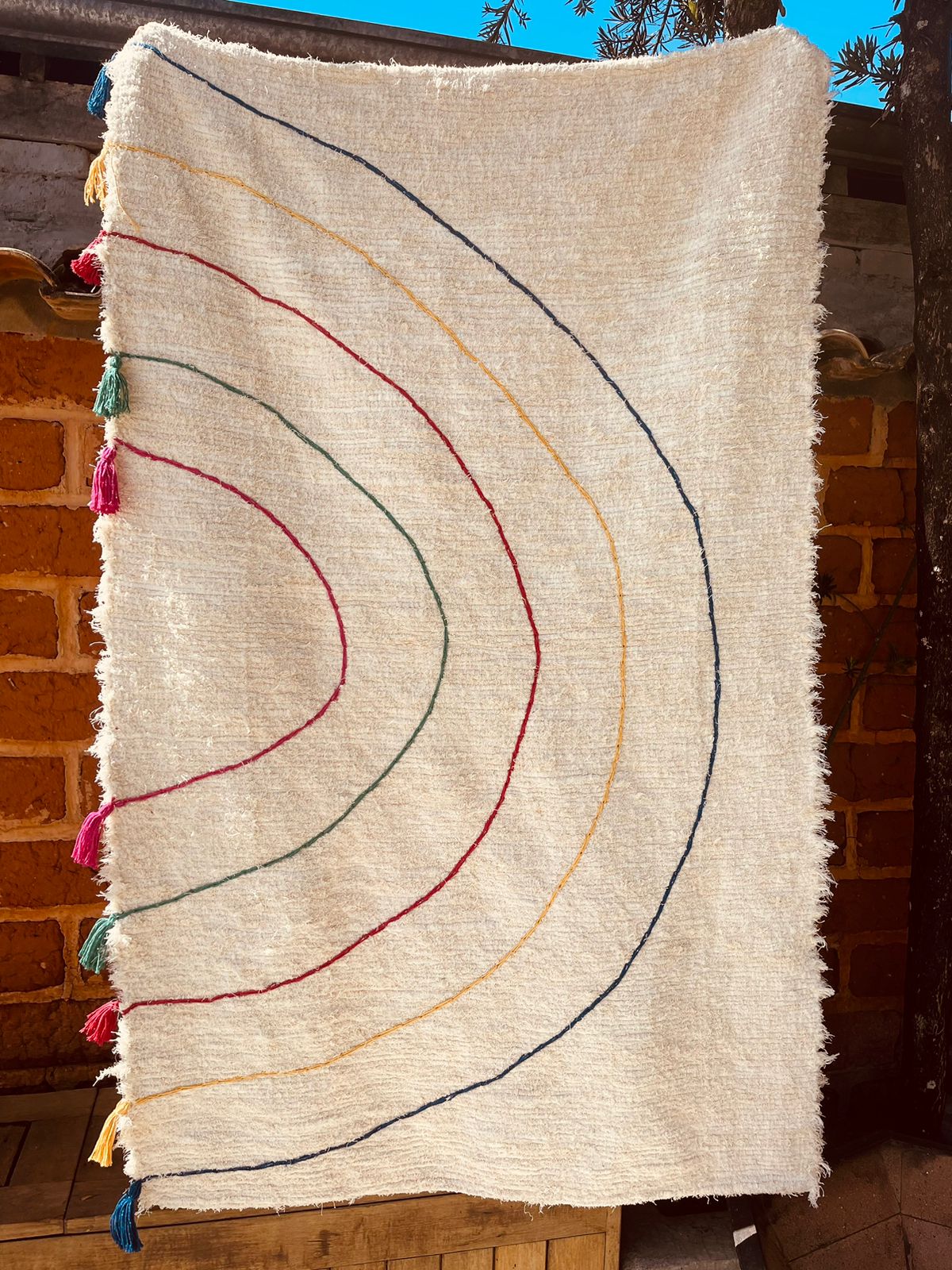 Tapete Médio Algodão Bordado Pompom Arco Íris 1,00x1,50m