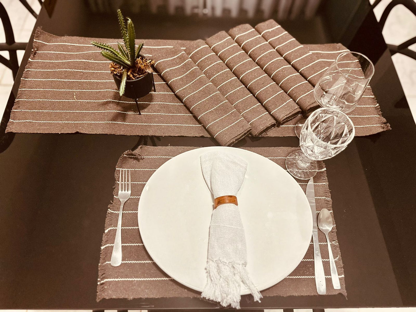 Jogo Americano Comum Marrom com Listra Cru 7 Peças