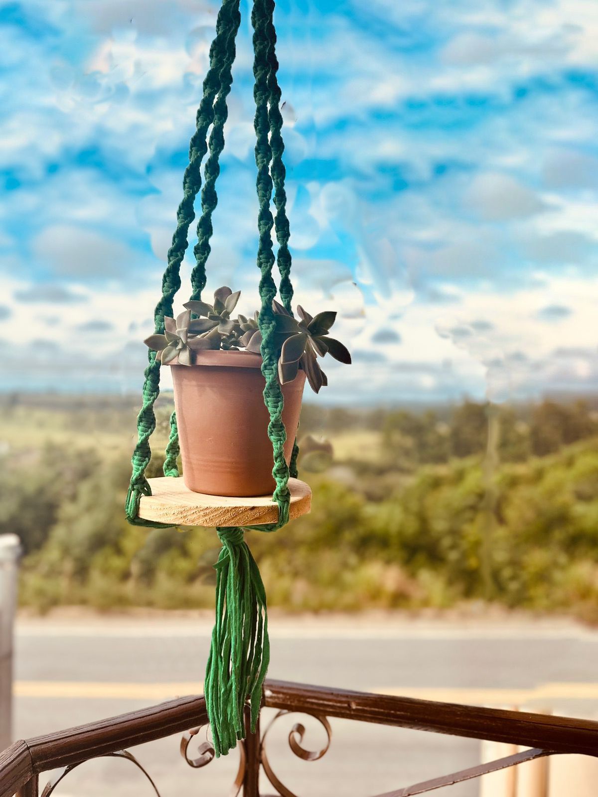 Suporte de Planta em Macramê Malha Um Vaso Com Base de Madeira Verde