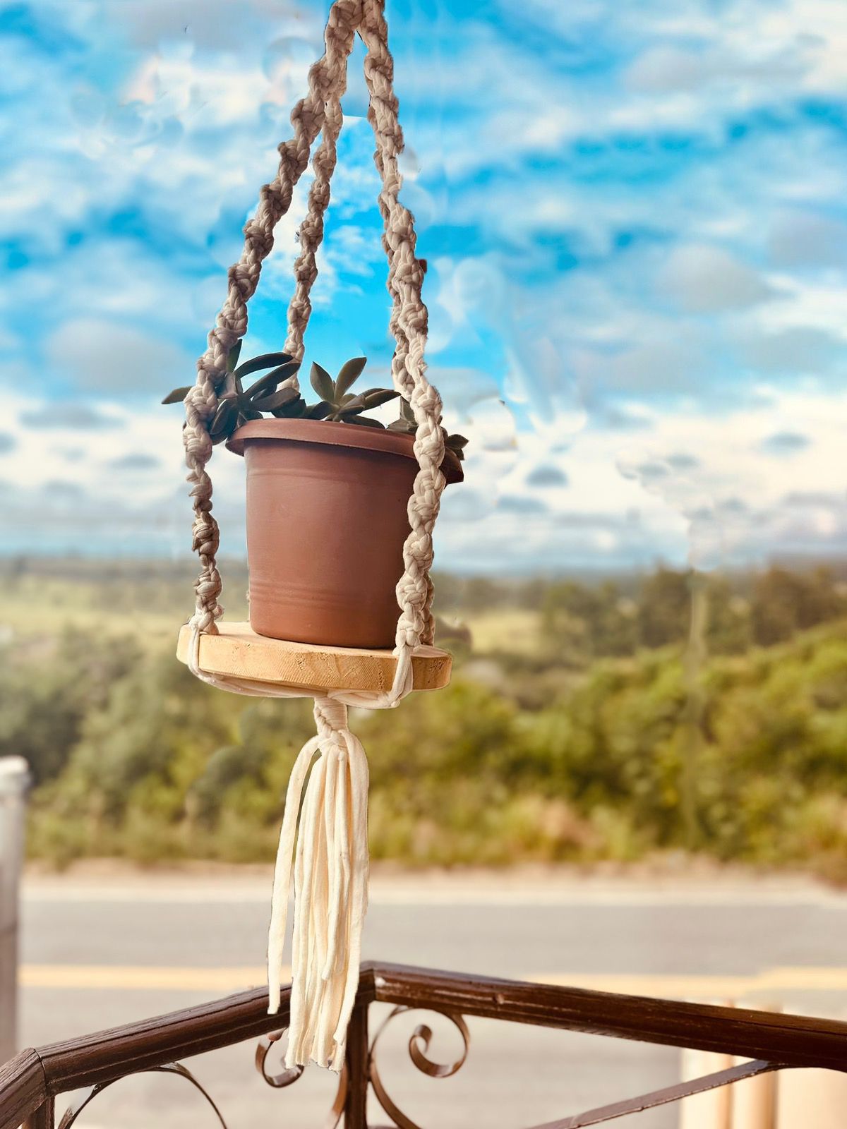 Suporte de Planta em Macramê Malha Um Vaso Com Base de Madeira Cru