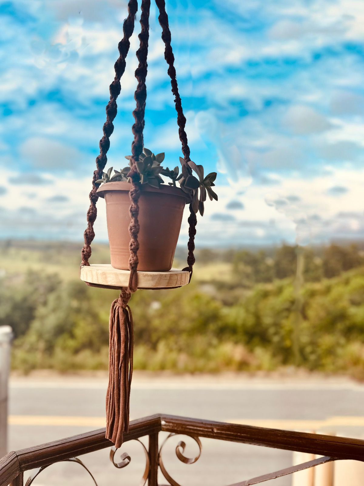 Suporte de Planta em Macramê Malha Um Vaso Com Base de Madeira Marrom