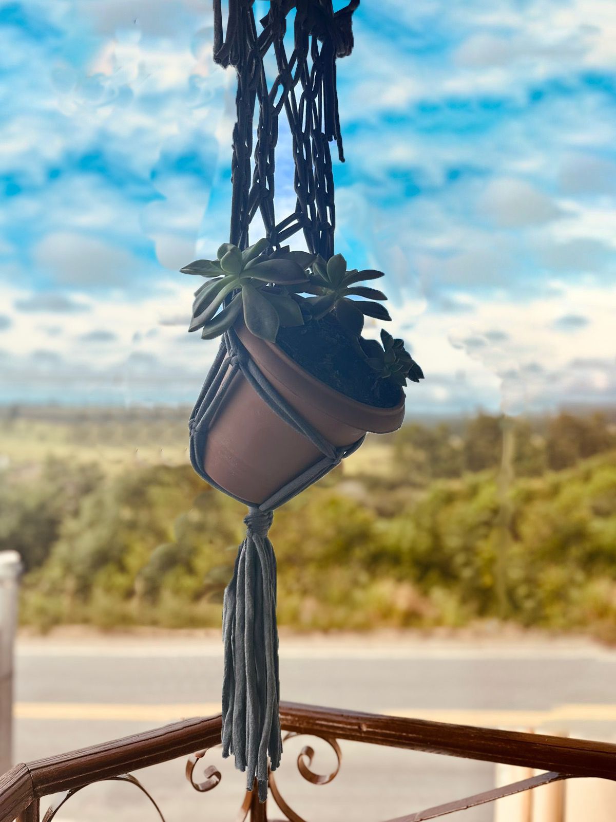 Macramê Malha Um Vaso com Ripa em Madeira Cinza