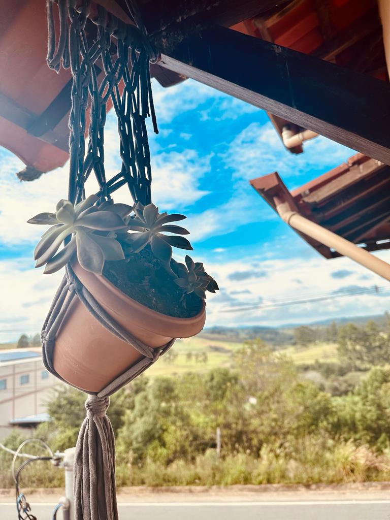 Suporte de Planta em Macramê Malha Um Vaso com Ripa em Madeira Cinza