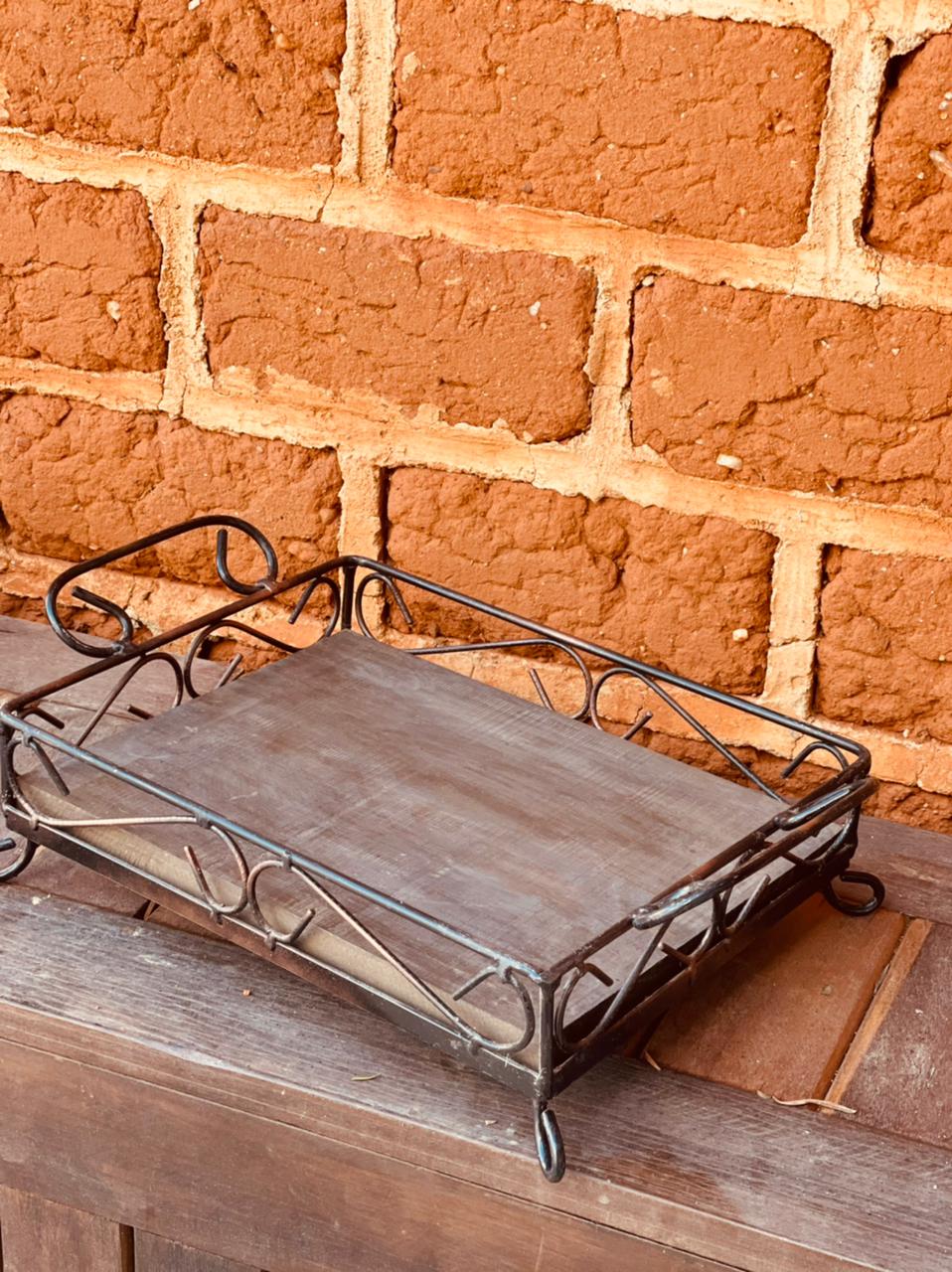 Bandeja em Madeira e Ferro