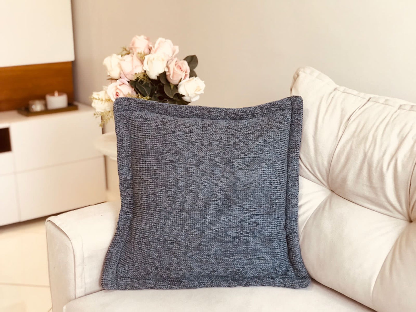 Capa Almofada em Chenille com Aba Lateral Grafite 45x45