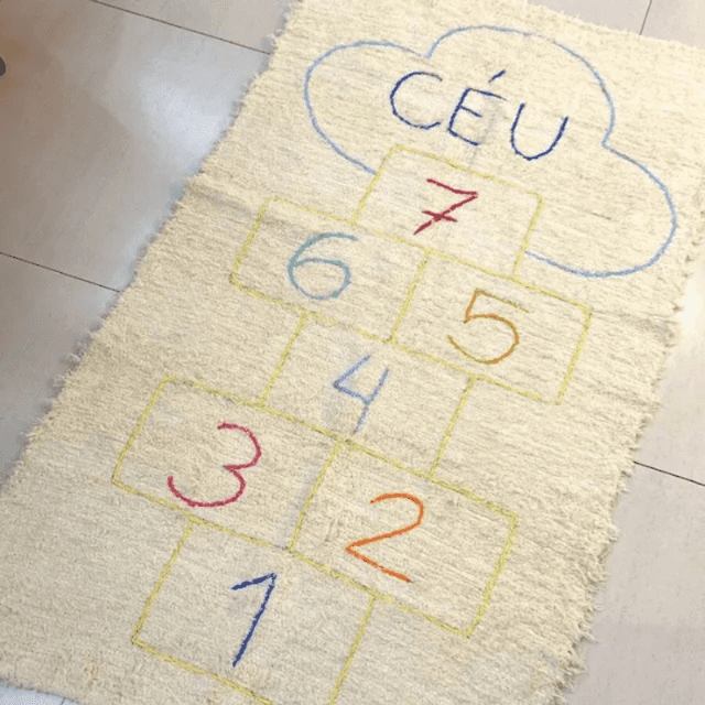 Tapete Médio Algodão Bordado Amarelinha Céu 1,00x1,50m