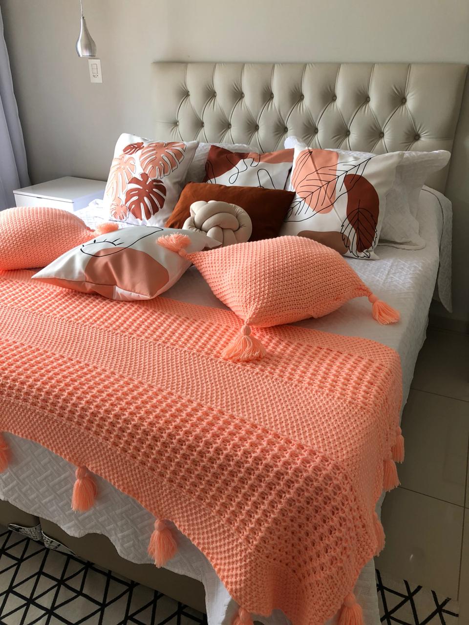 Peseira / Manta de Tricô Pompom + 2 capas de almofadas Lisa Salmão