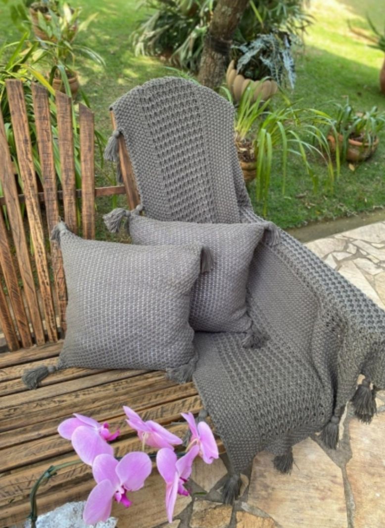 Peseira / Manta de Tricô Pompom + 2 capas de almofadas Lisa Cinza