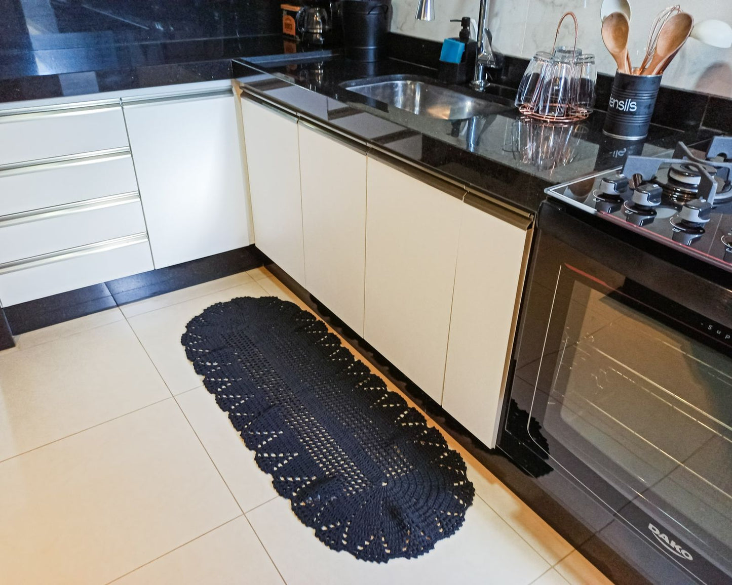 Passadeira Crochê Clássica Oval Preta 128x40cm