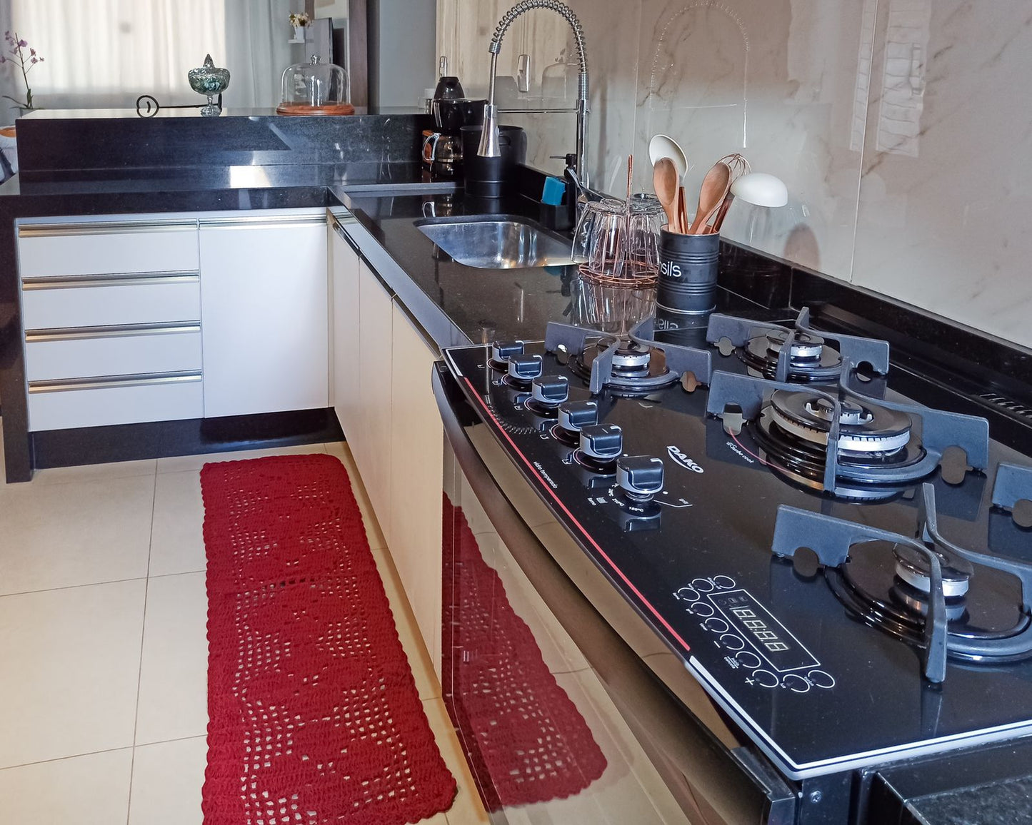 Passadeira Crochê Retangular Vermelha 128x40cm