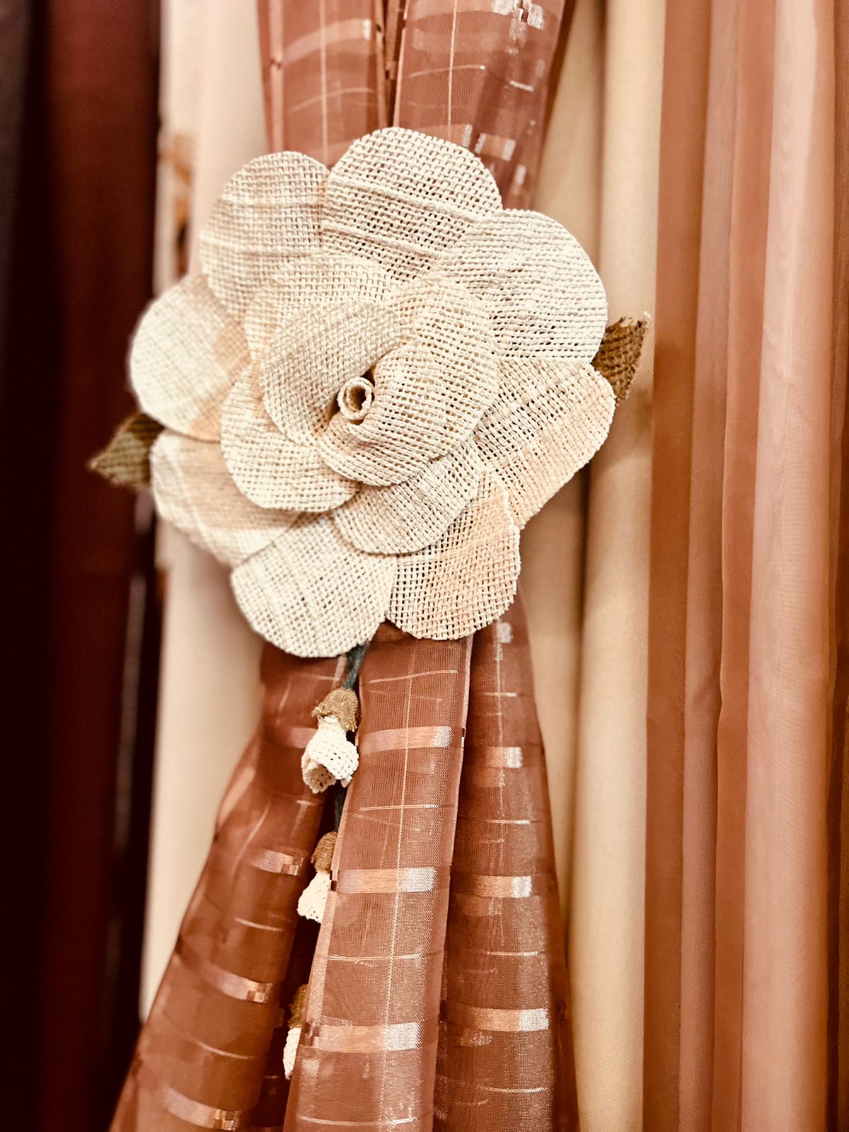 Prendedor Cortina 1 Flor - Par Cru