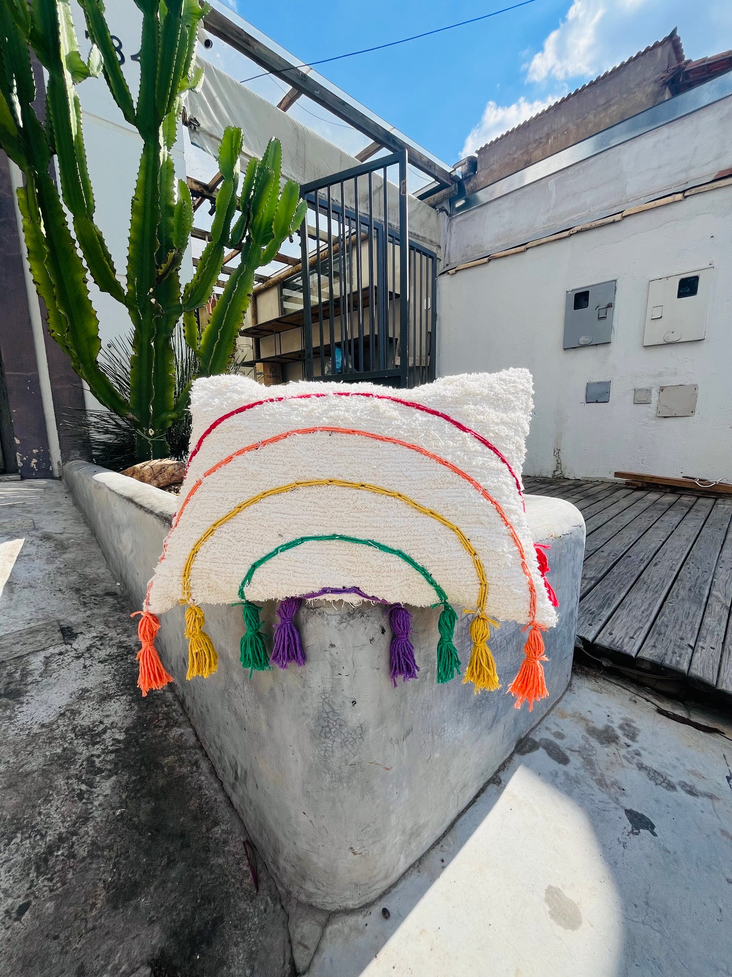 Capa de Almofada Algodão Bordada Pompom Arco Íris 30x50cm